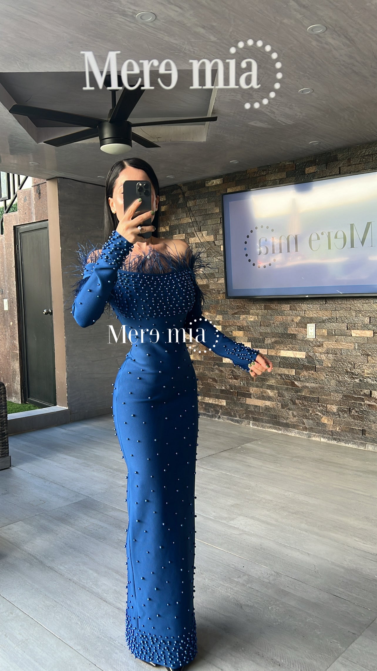 Vestido perlas azul plumas