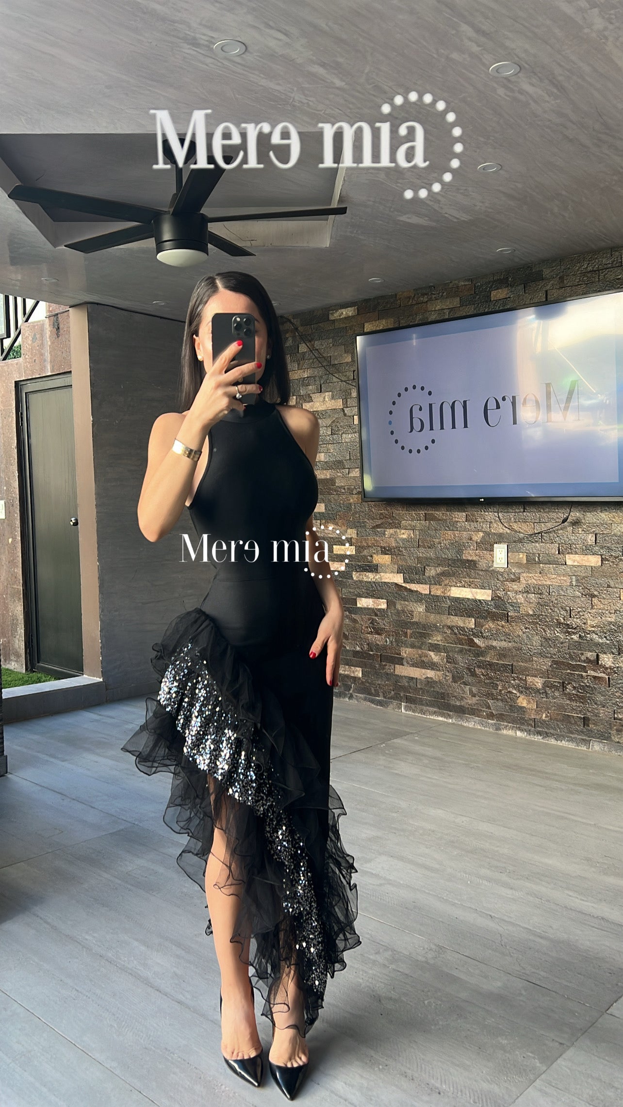 Vestido negro plumas asim