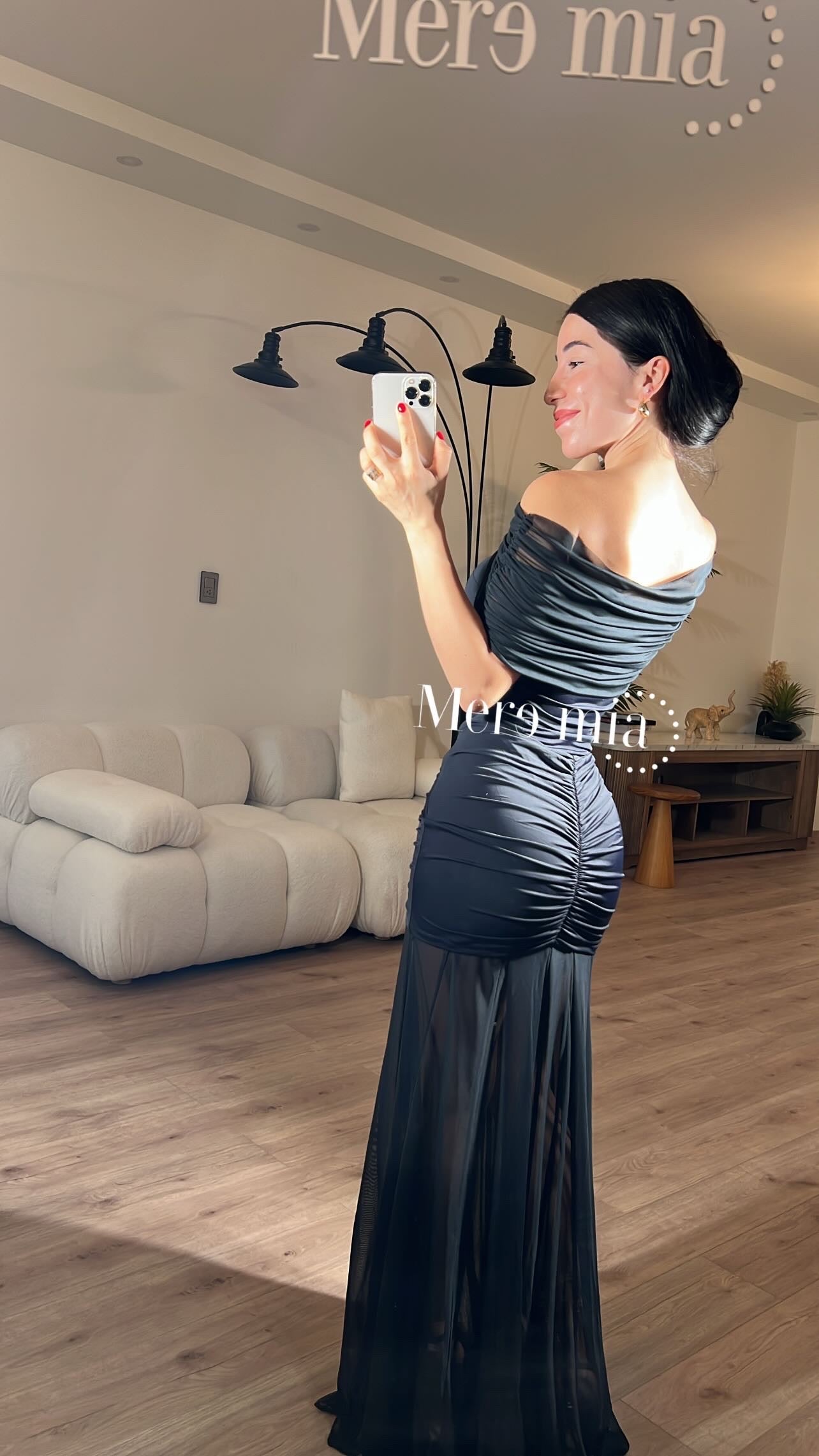 Vestido negro plisado hom