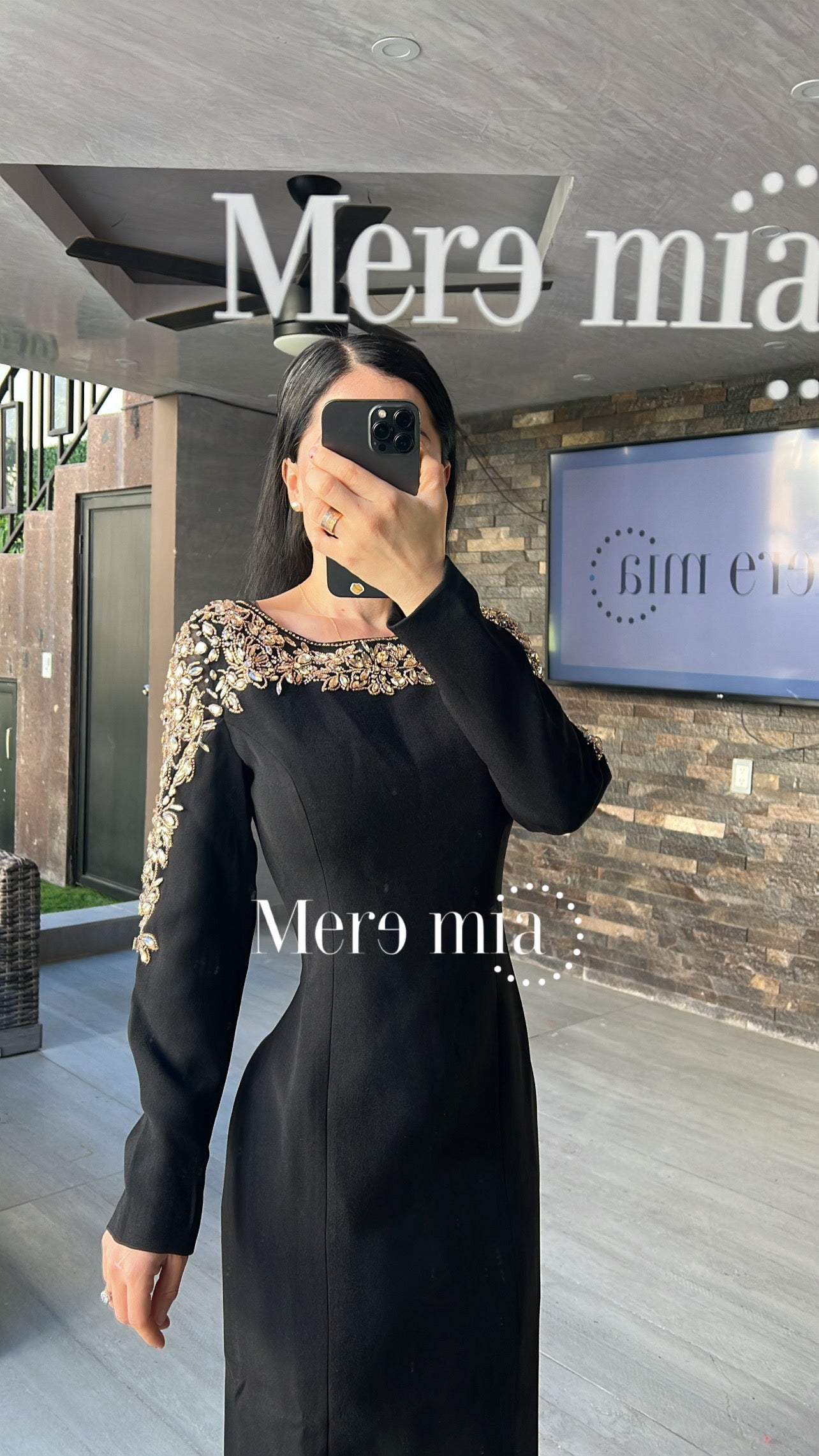 Vestido negro dorado hombros