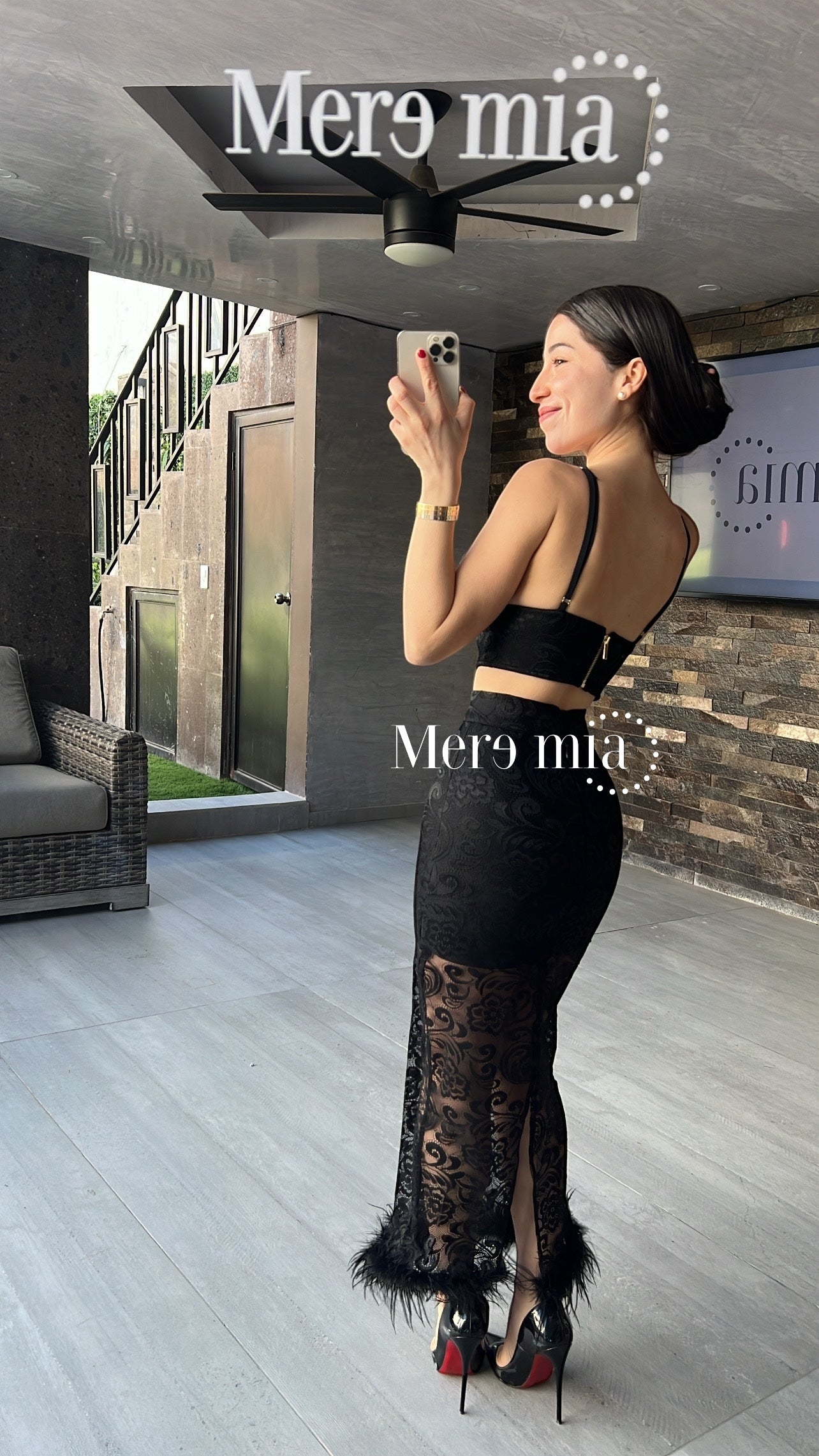 Conjunto negro encaje plumas