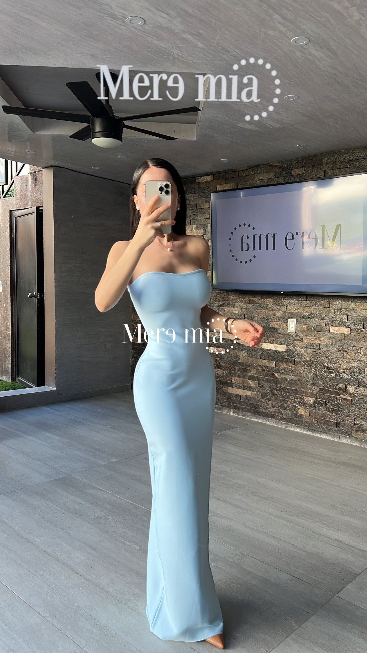 Vestido azul strapples liso