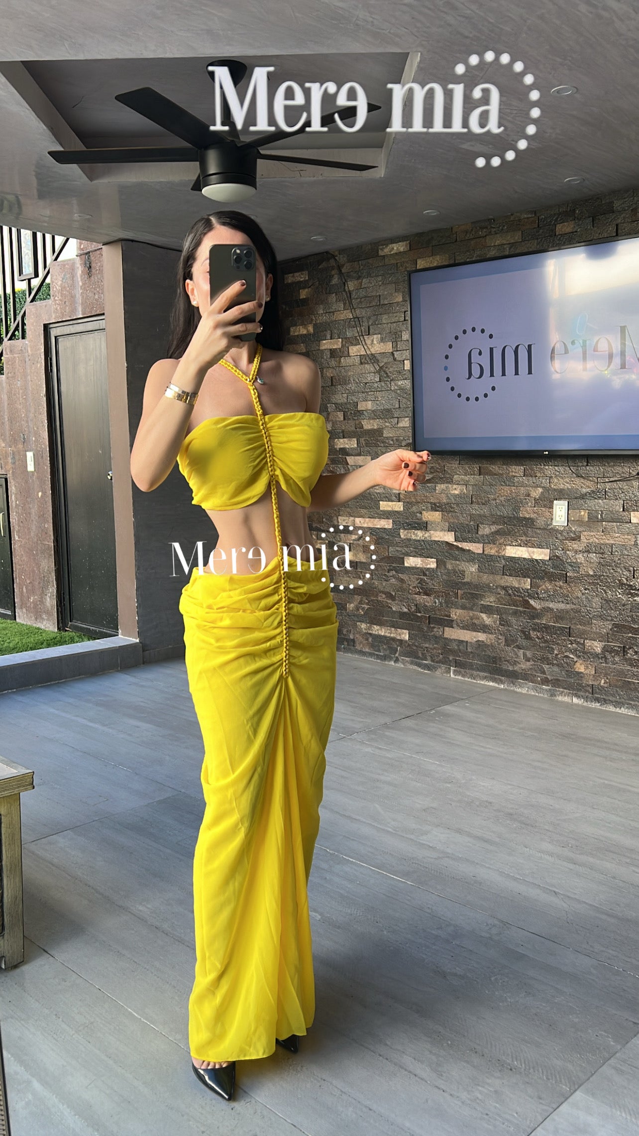 Vestido amarillo cuello abert