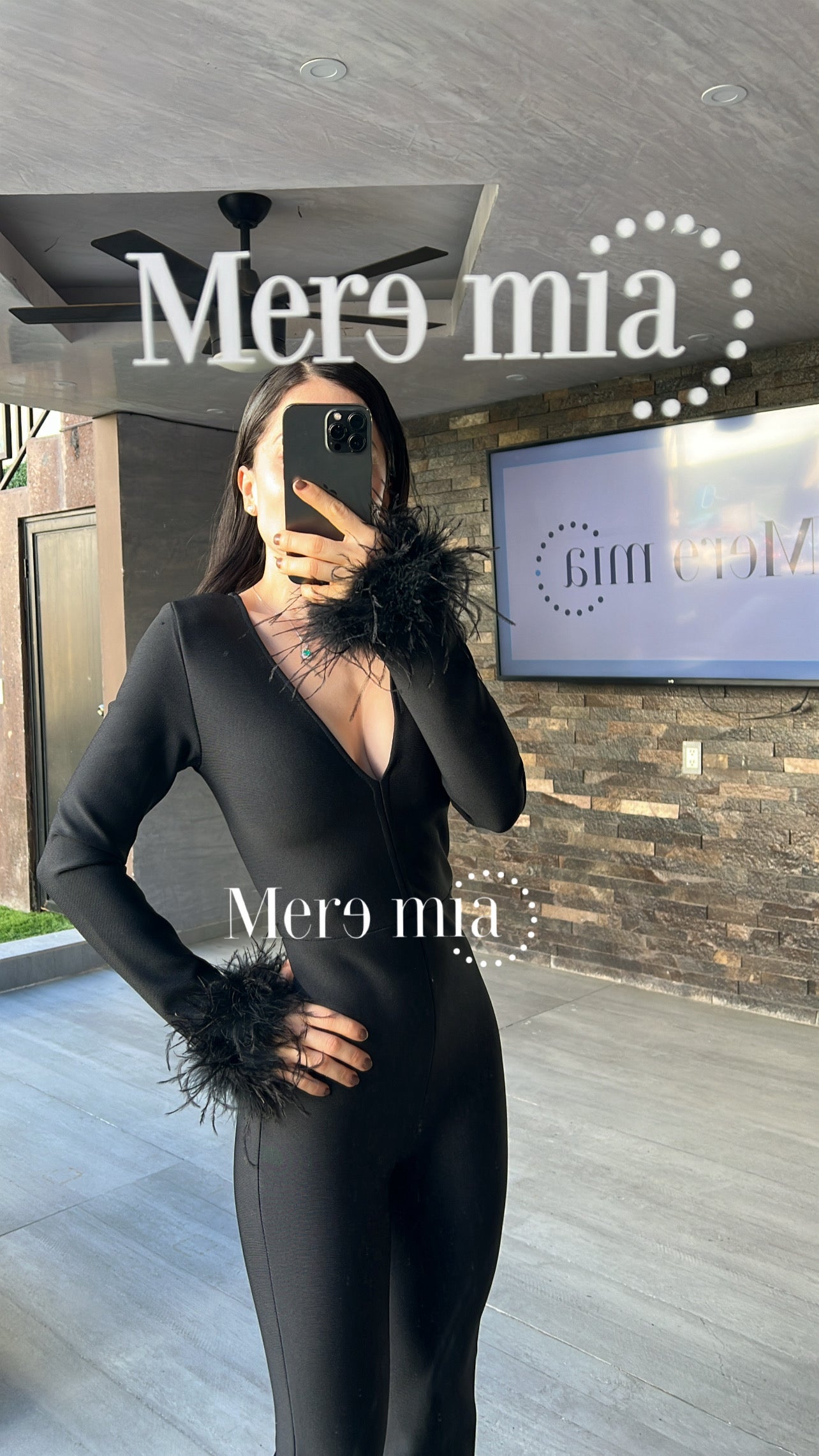 Jumpsuit negro manga de plumas