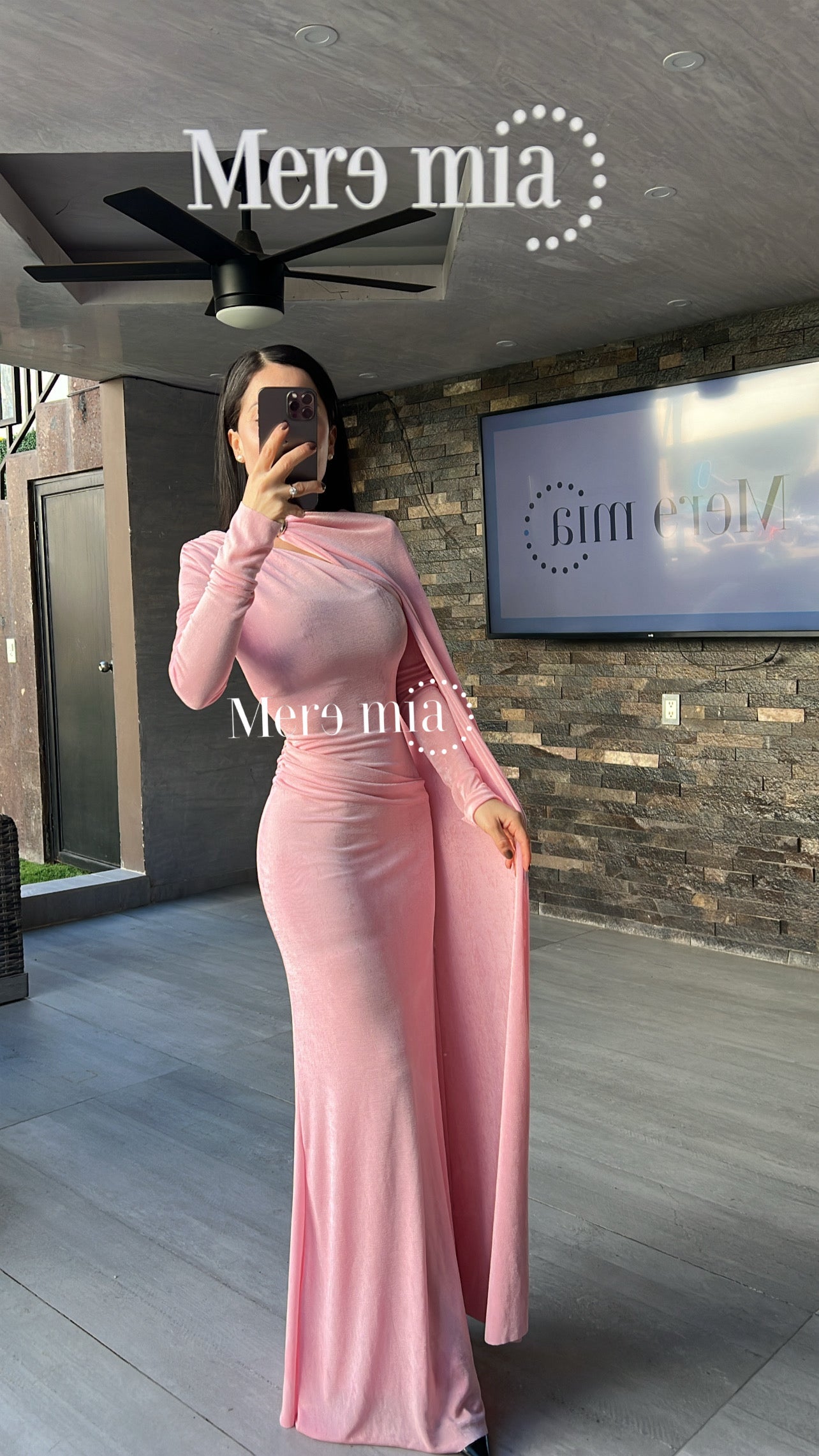 Vestido plisado capa