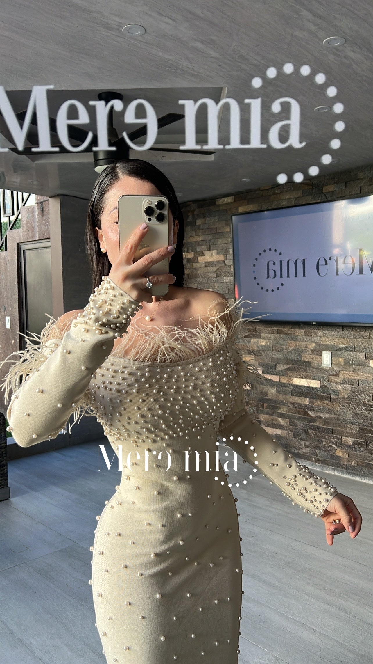 Vestido beige plumas perlas