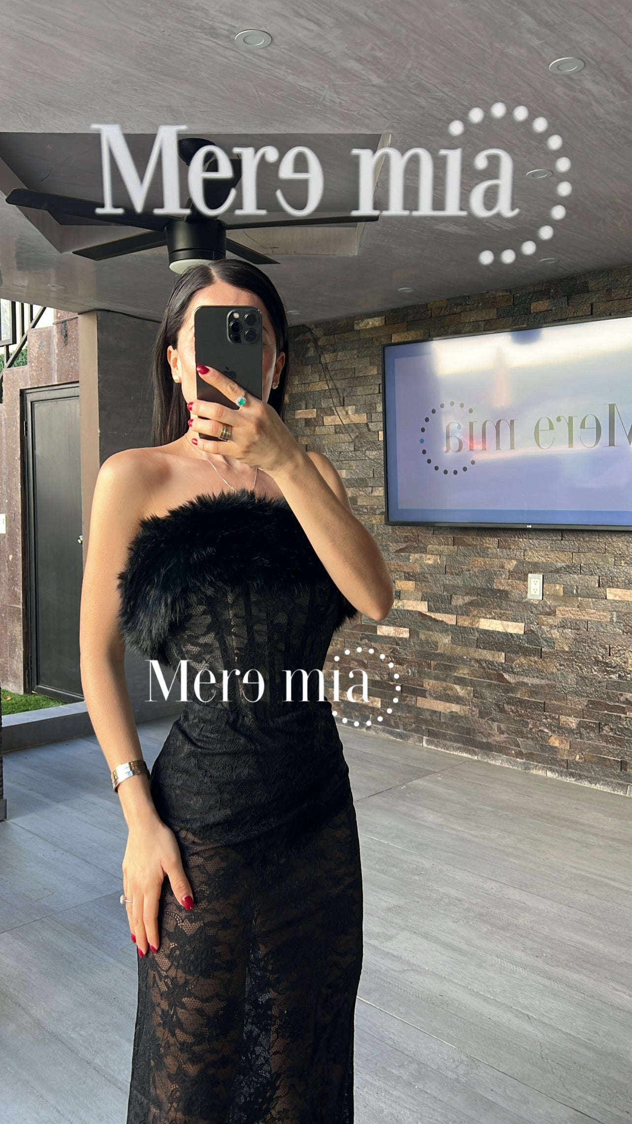 Vestido negro encaje plumas