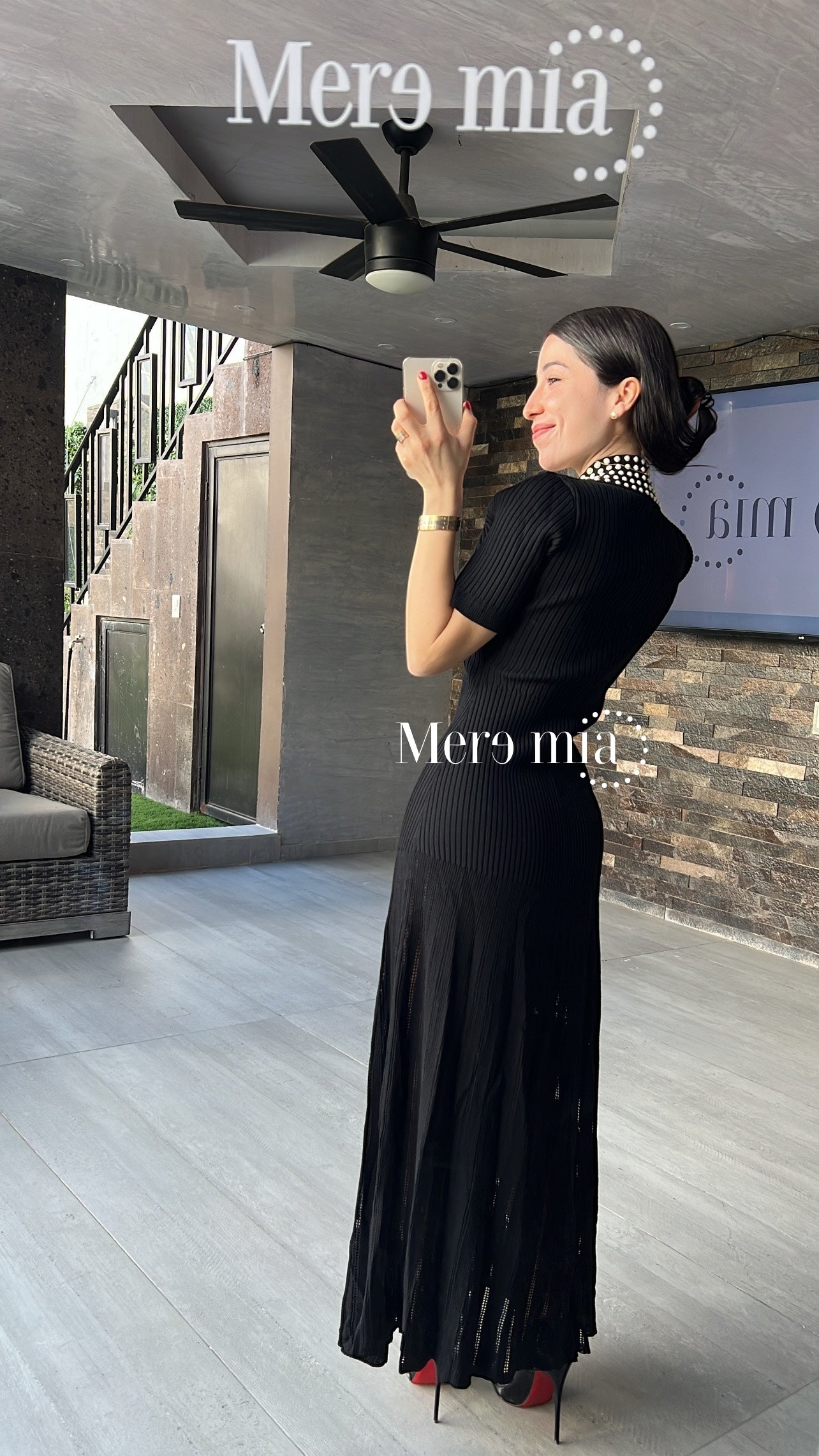 Vestido negro apl cuello