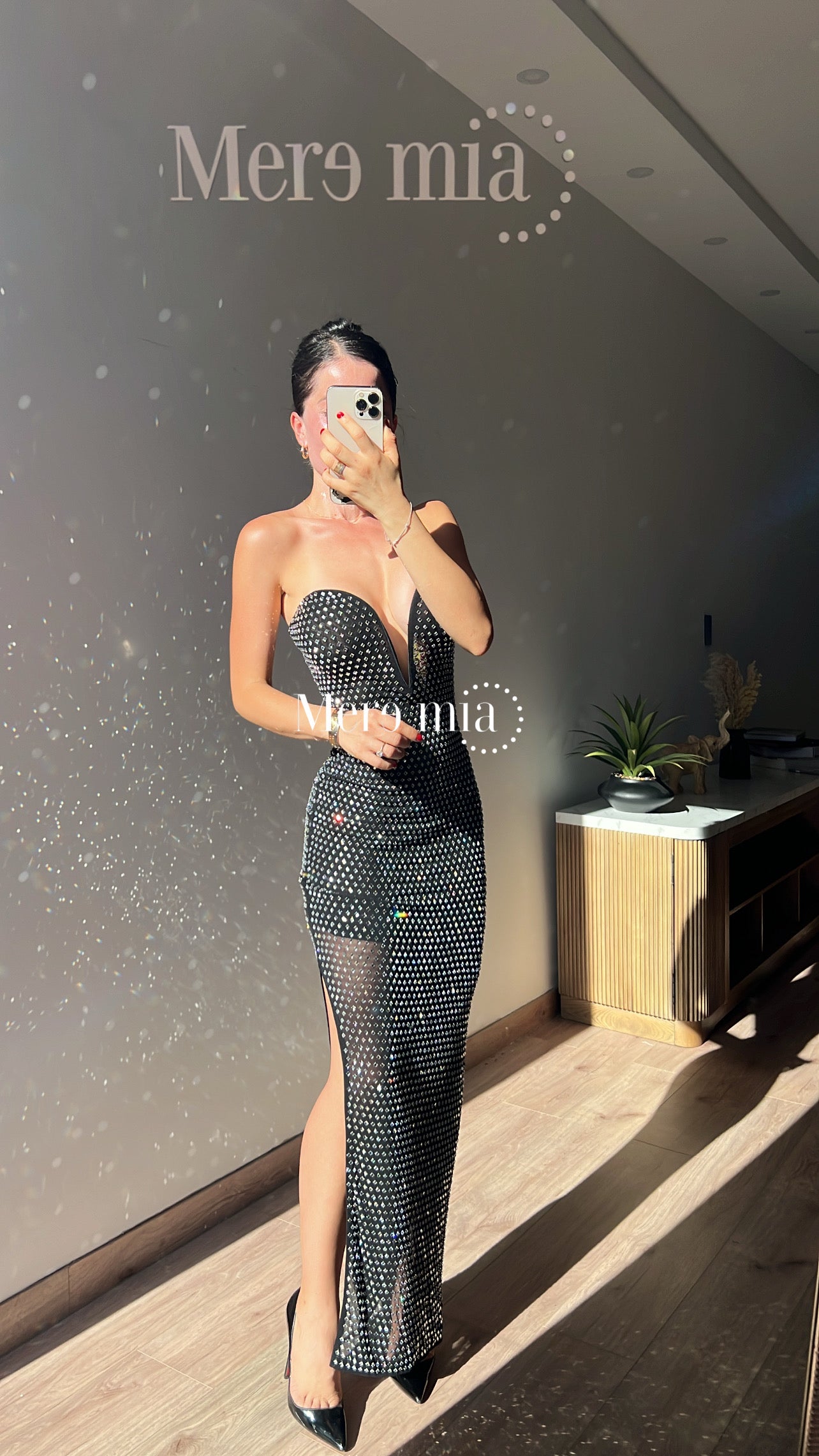 Vestido negro puntos V