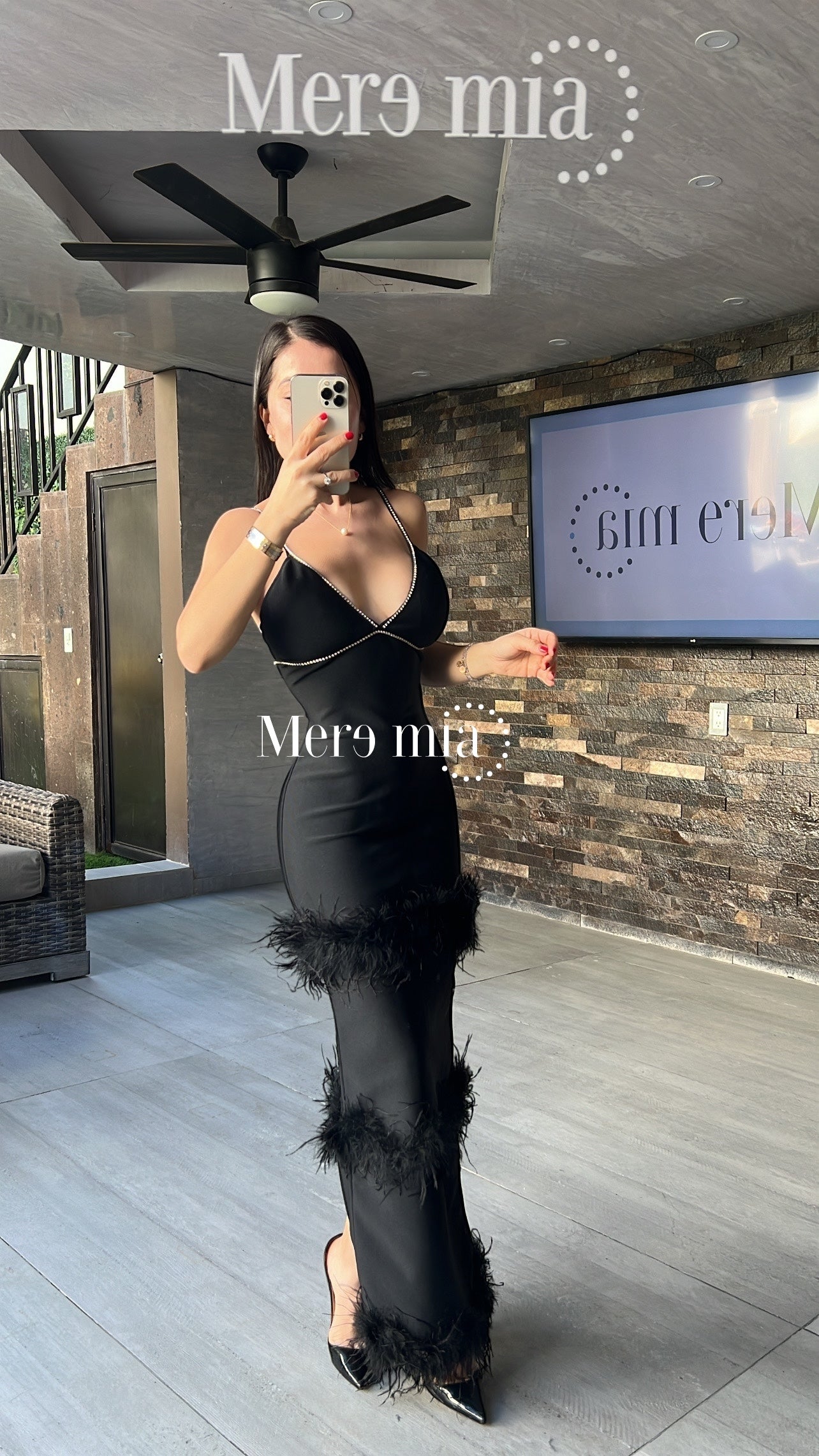 Vestido negro largo con plumas