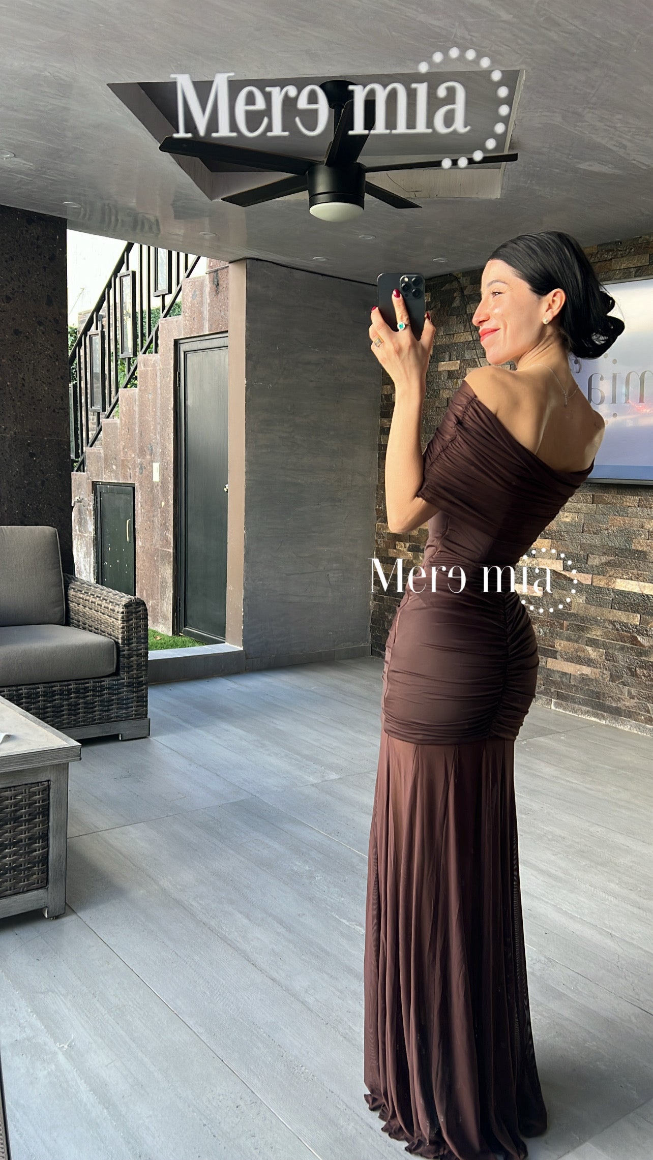 Vestido café plisado hombros