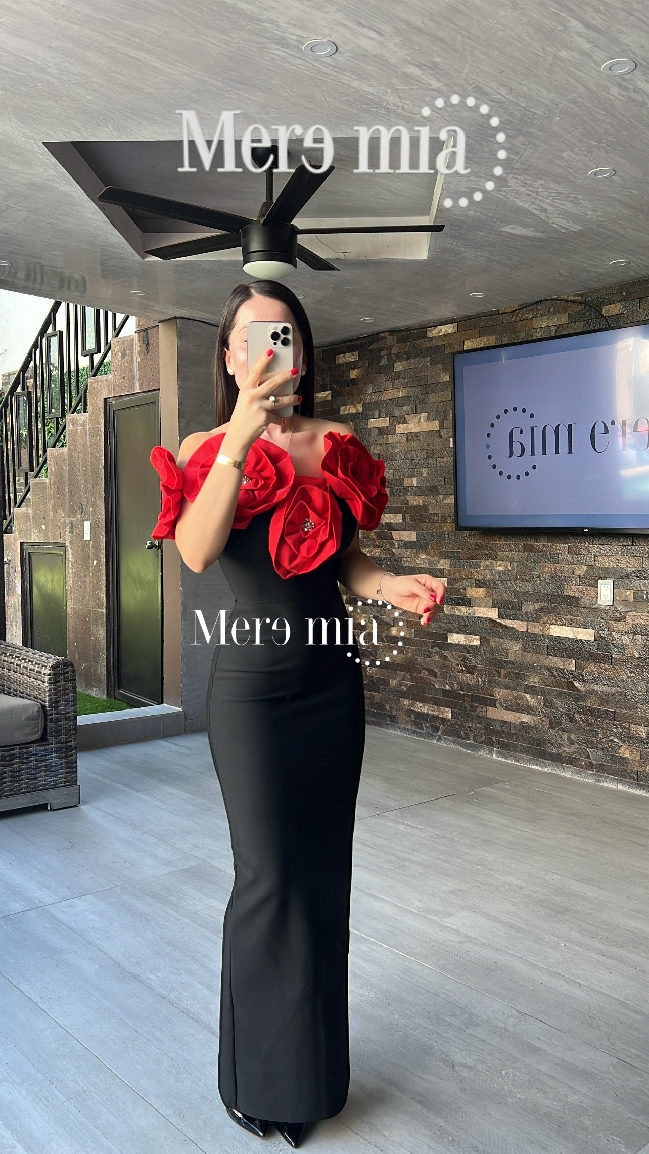 Vestido negro flores en hombros