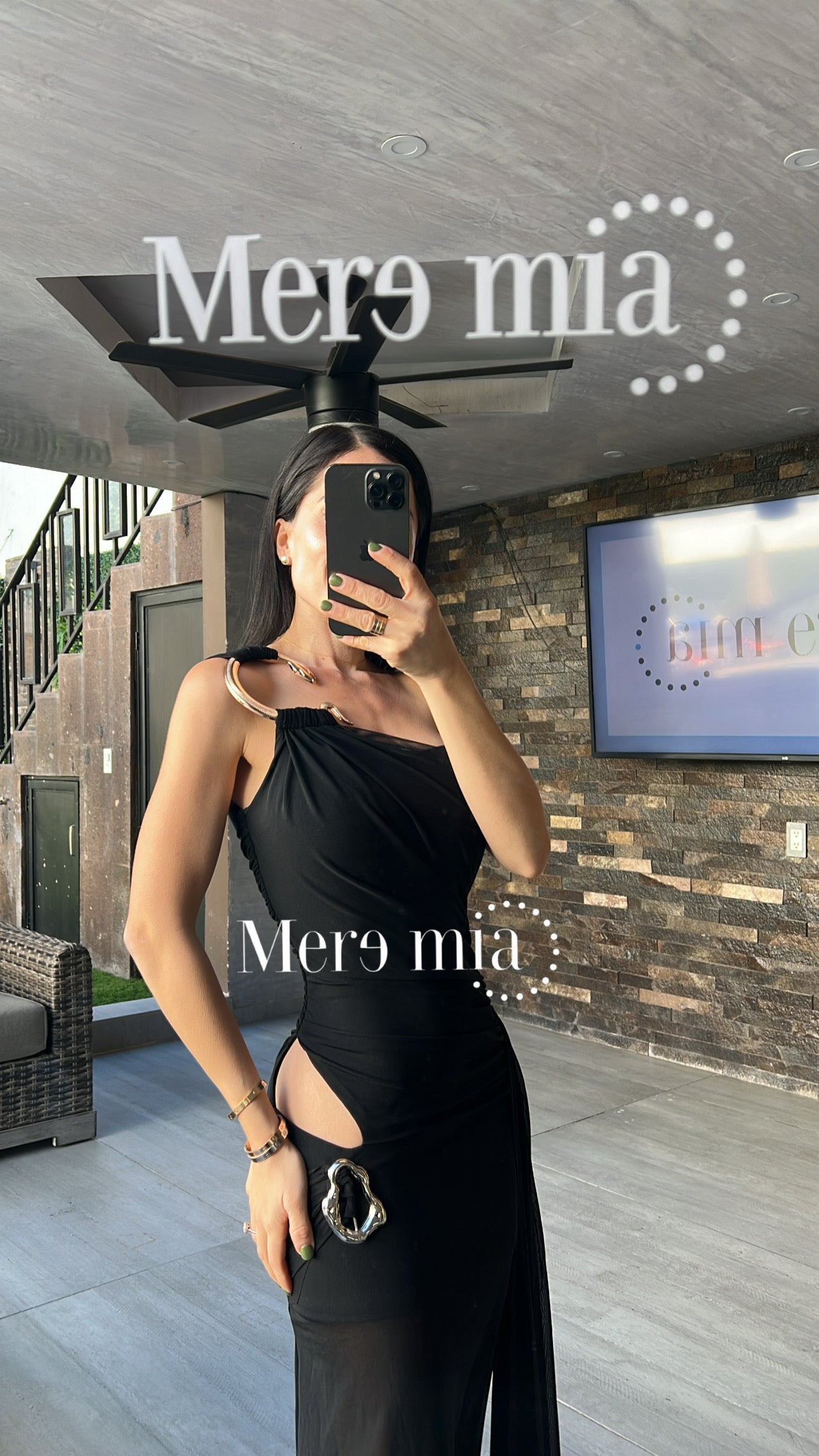 Vestido negro abert broche