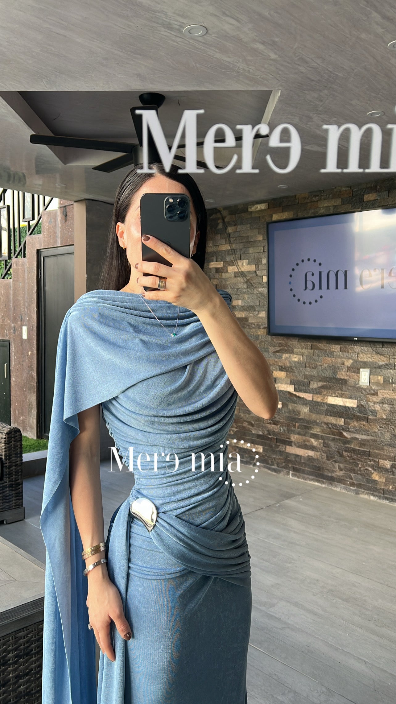 Vestido broche capa plisado