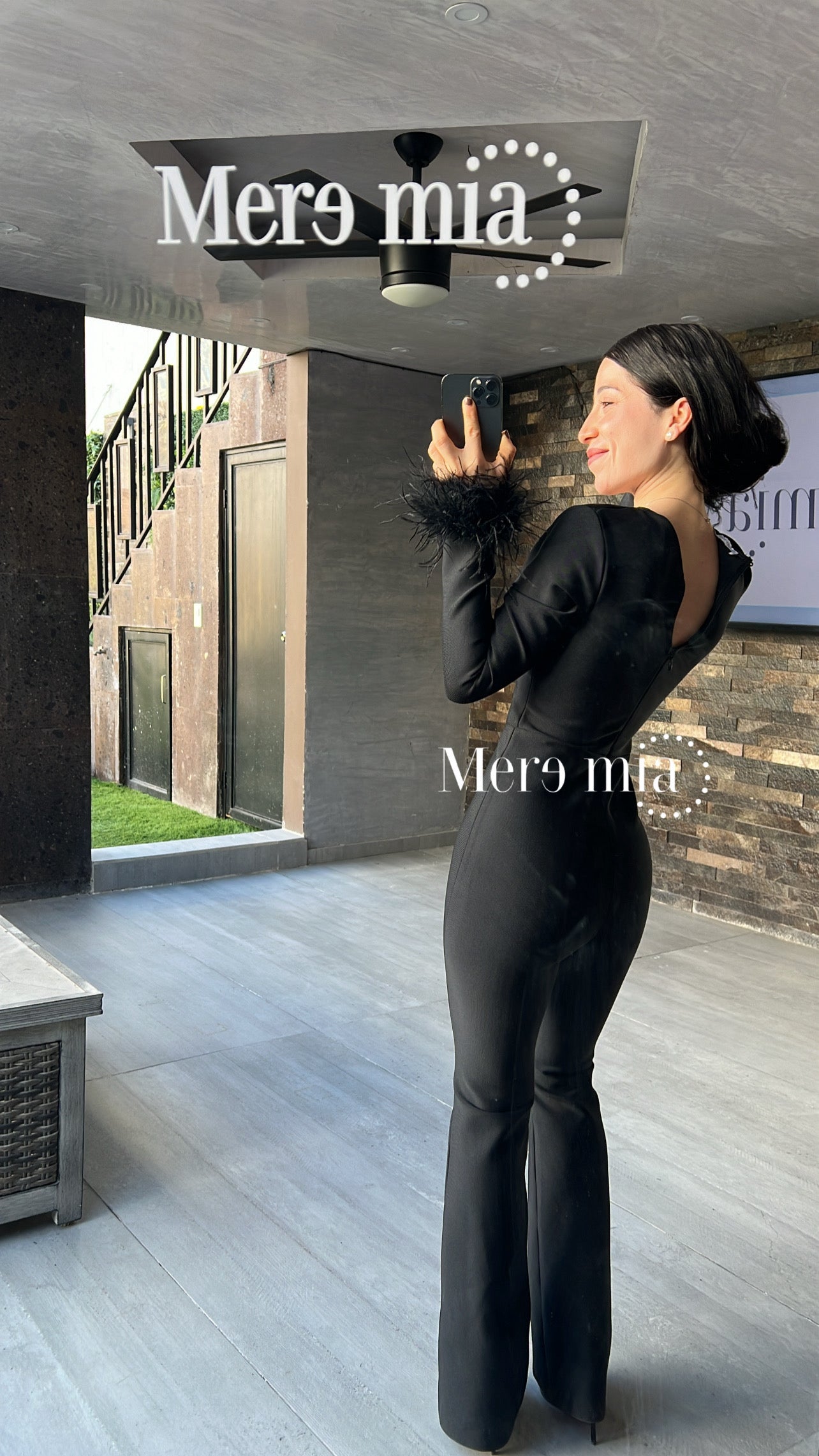 Jumpsuit negro manga de plumas