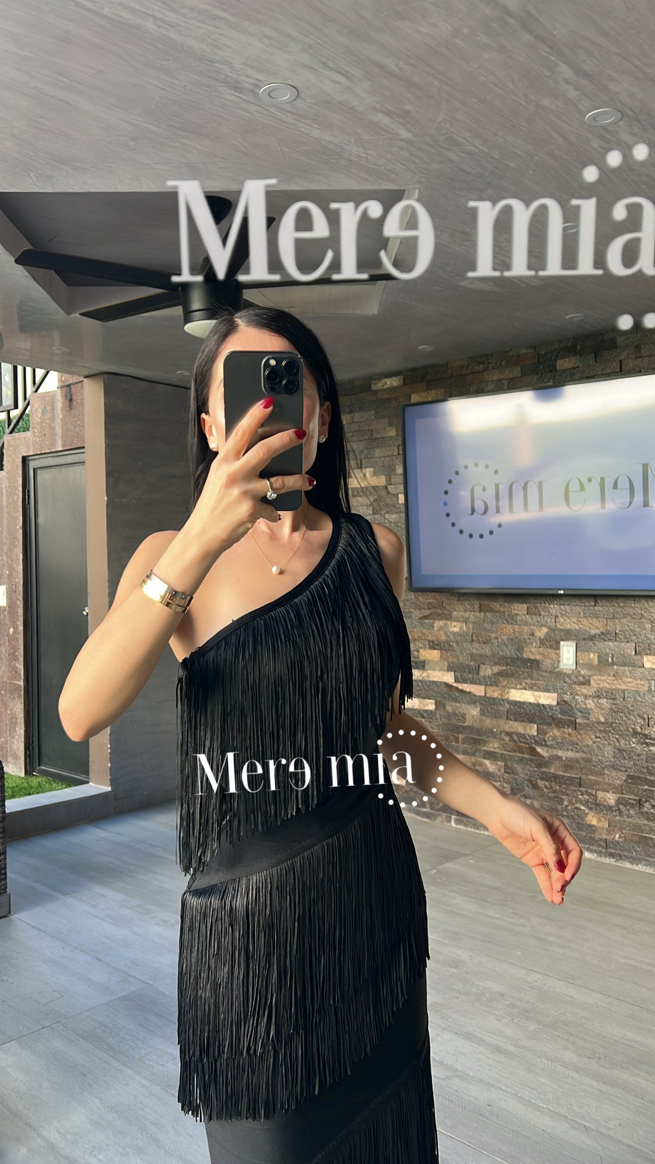 Vestido negro hombro barbas