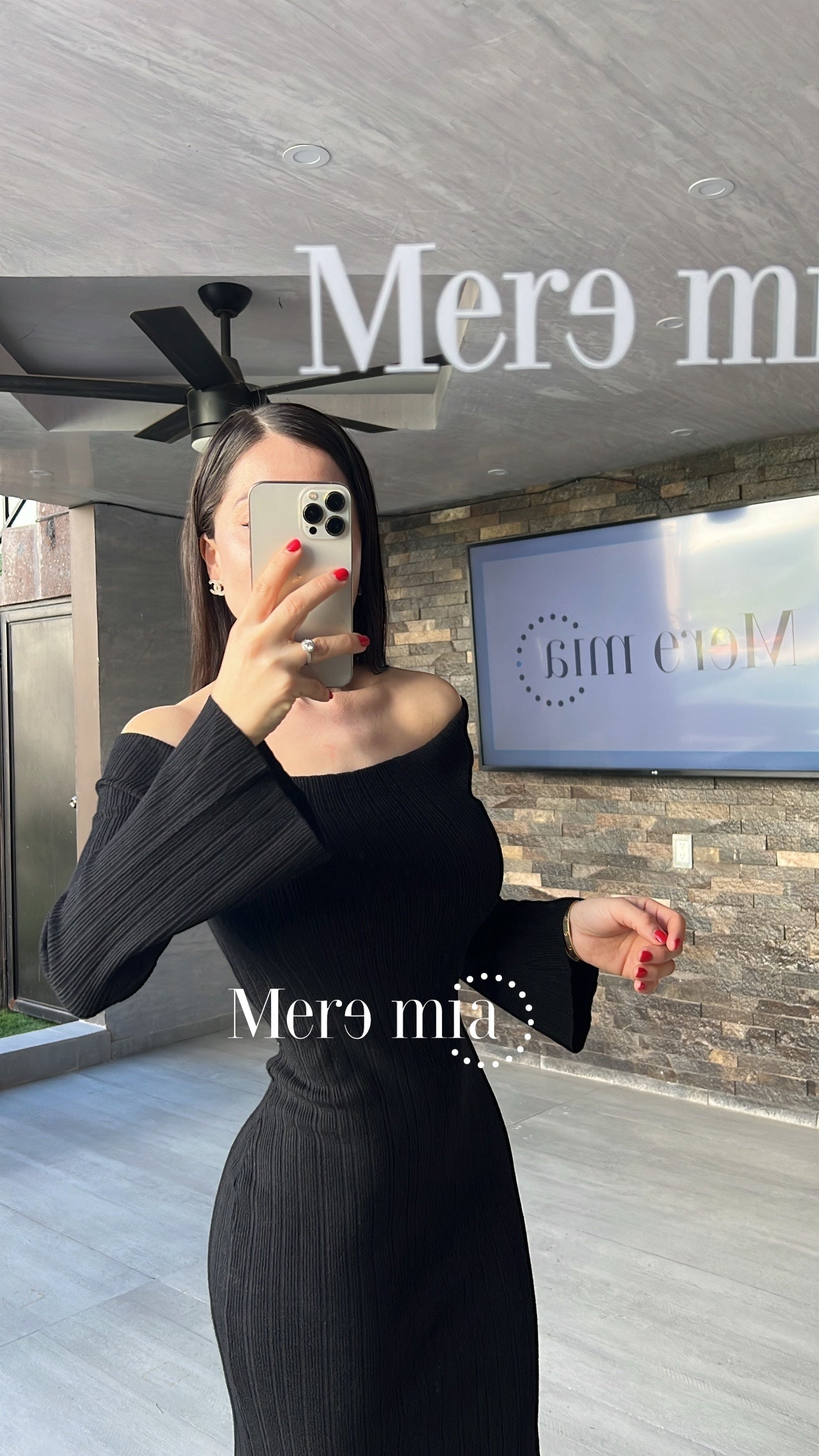 Vestido negro hombros mangas