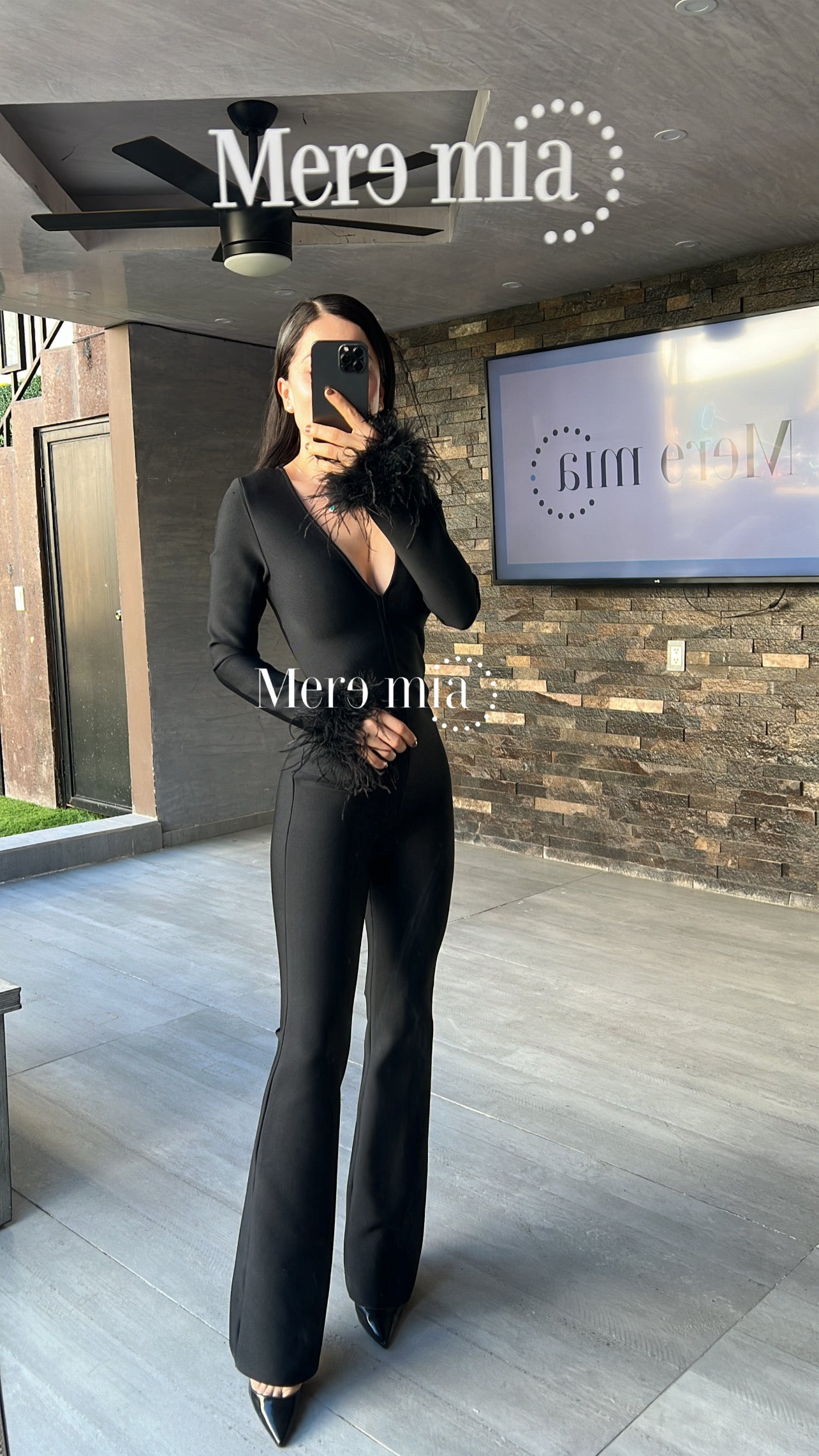 Jumpsuit negro manga de plumas