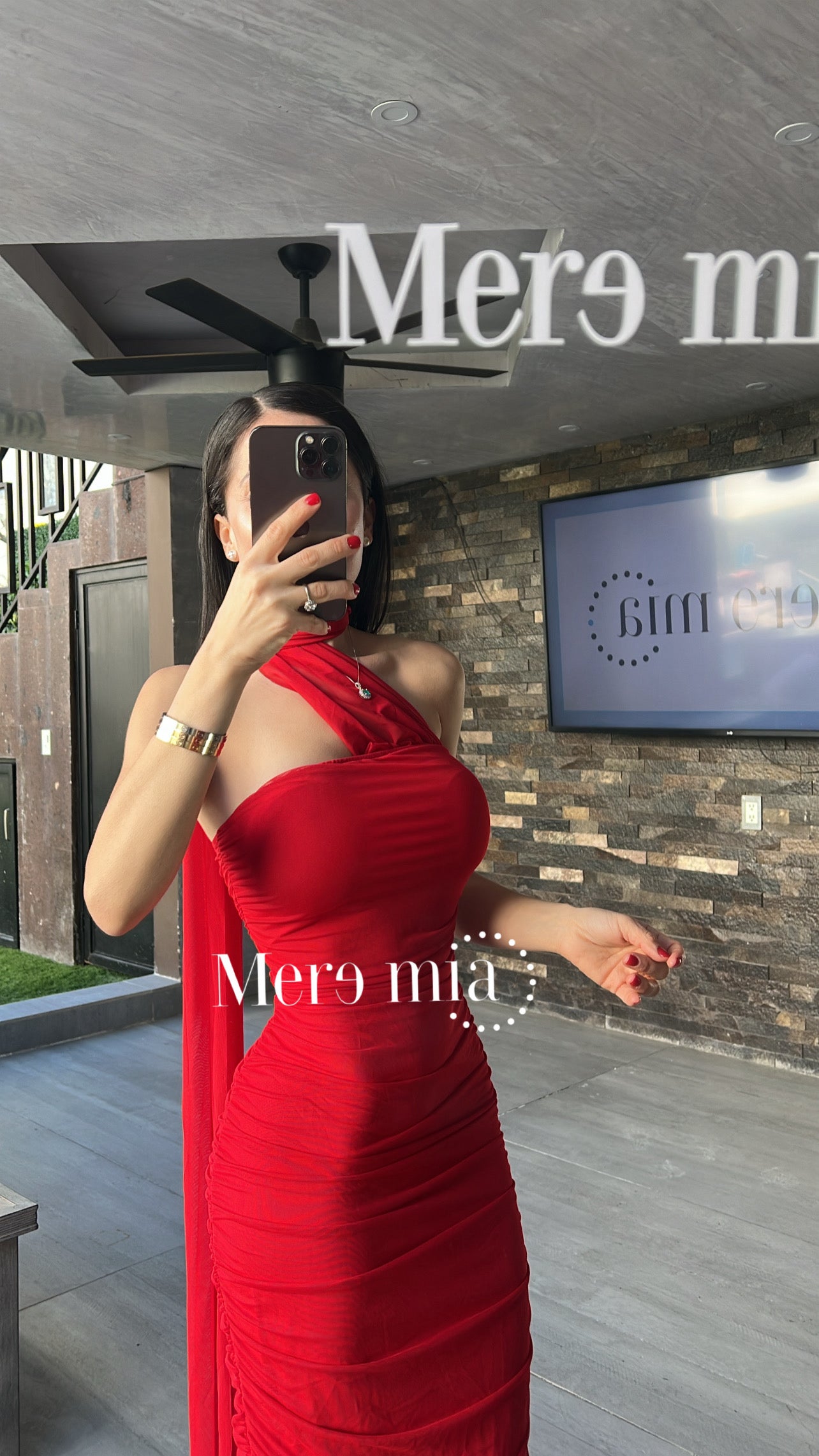 Vestido rojo plisado cuello