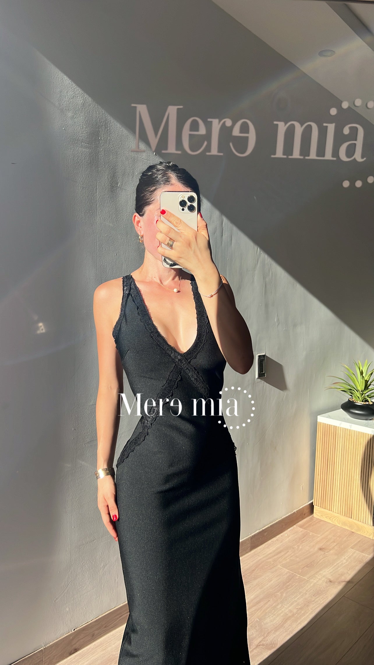 Vestido negro V espalda