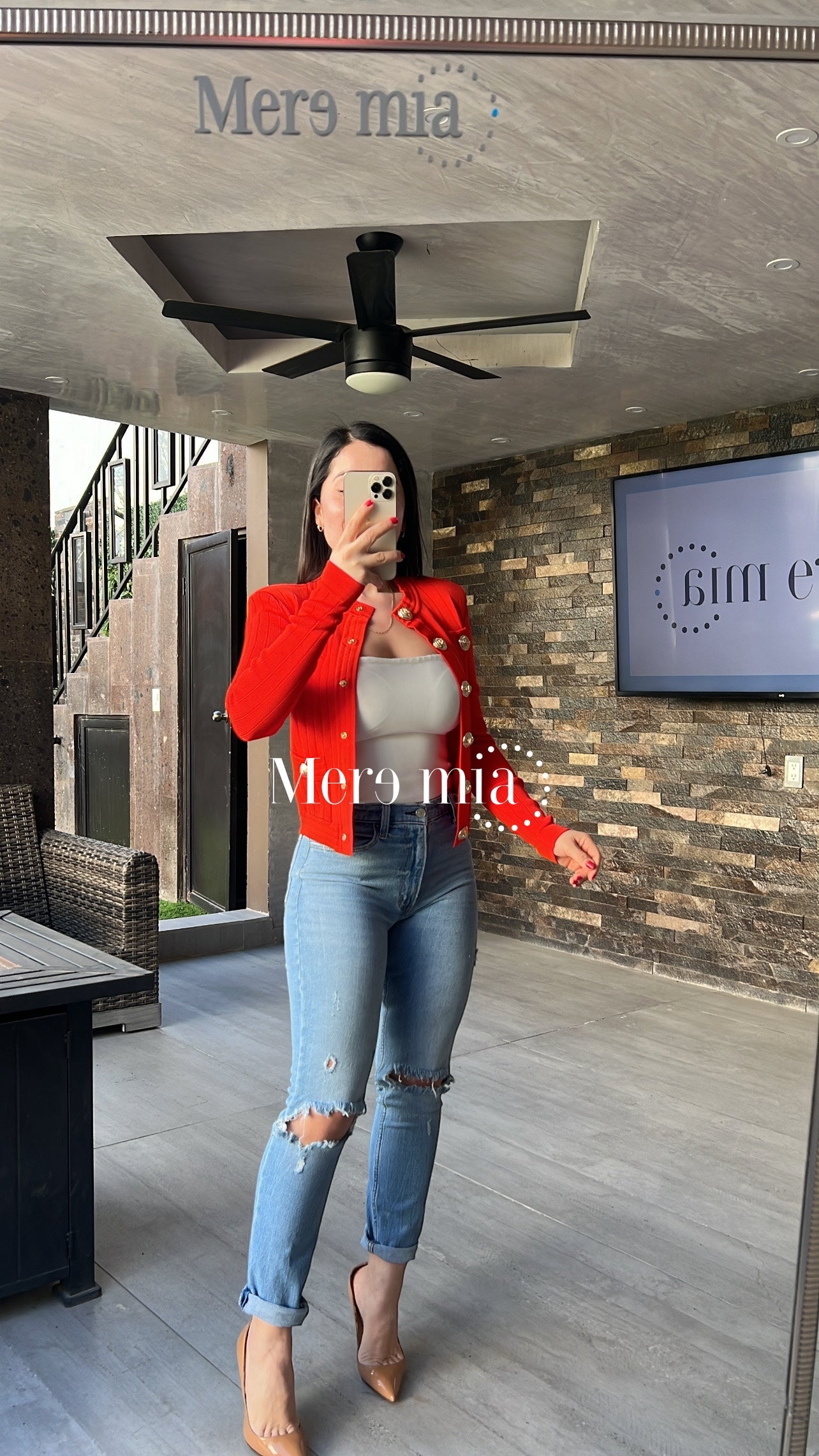 Chamarra roja botones