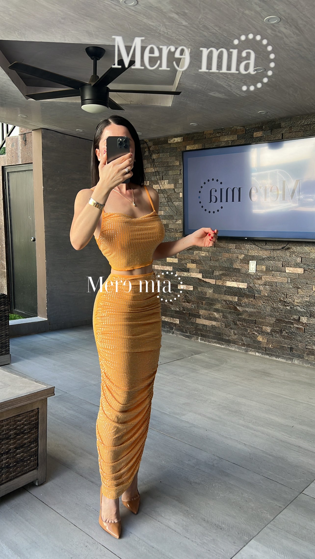 Conjunto naranja plisado puntos