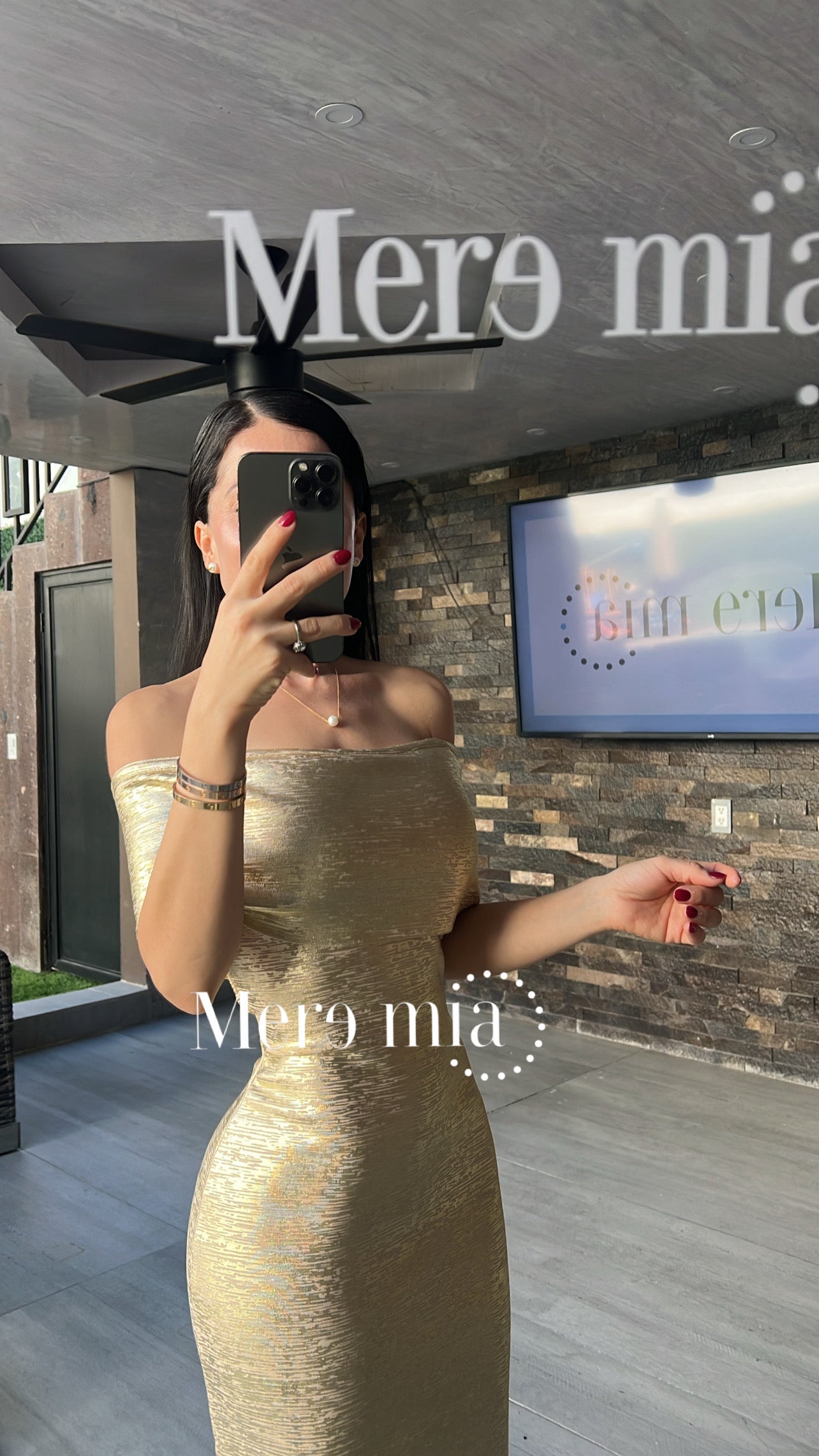 Vestido dorado hombros olan