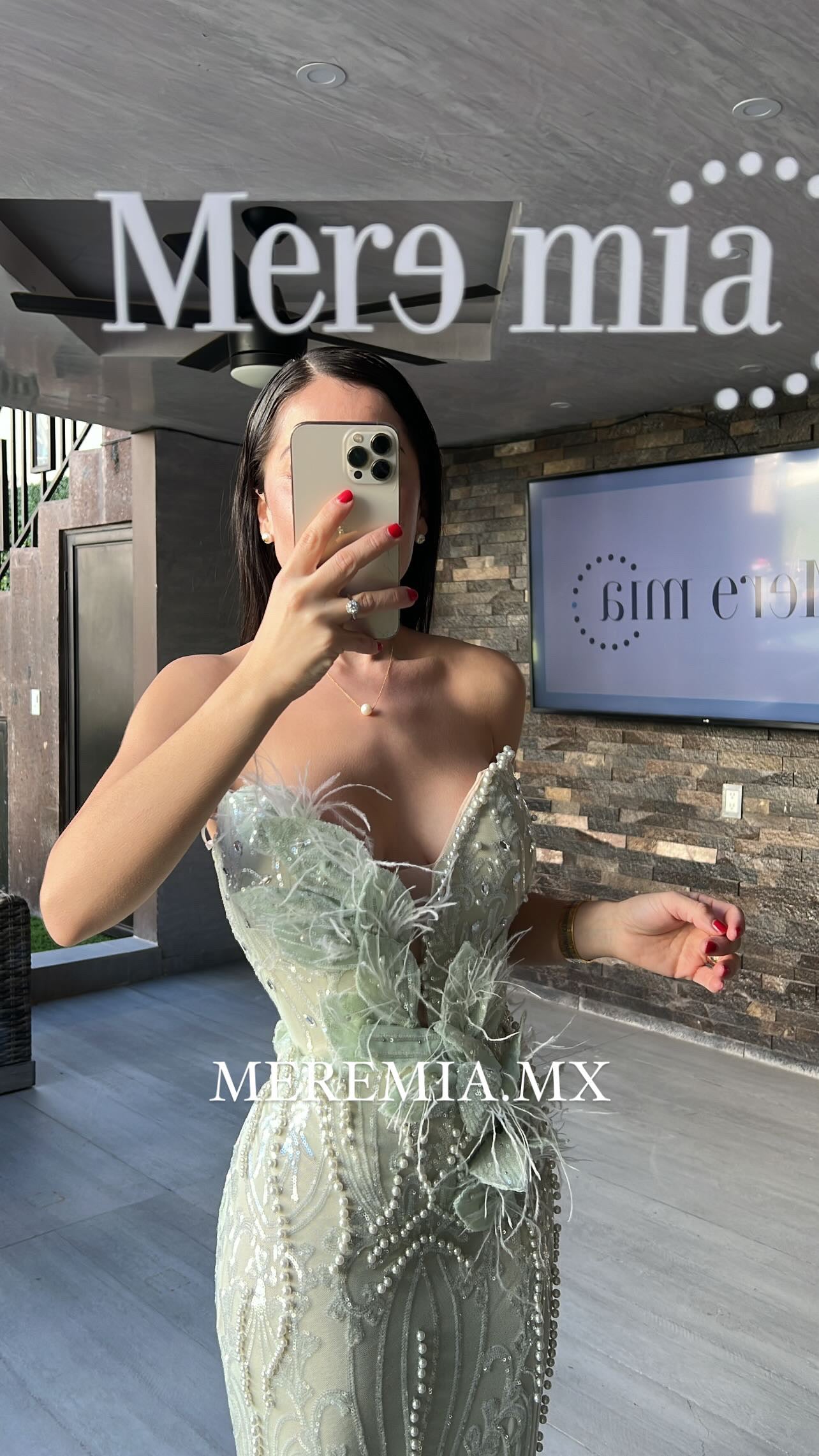 Vestido verde largo plumas