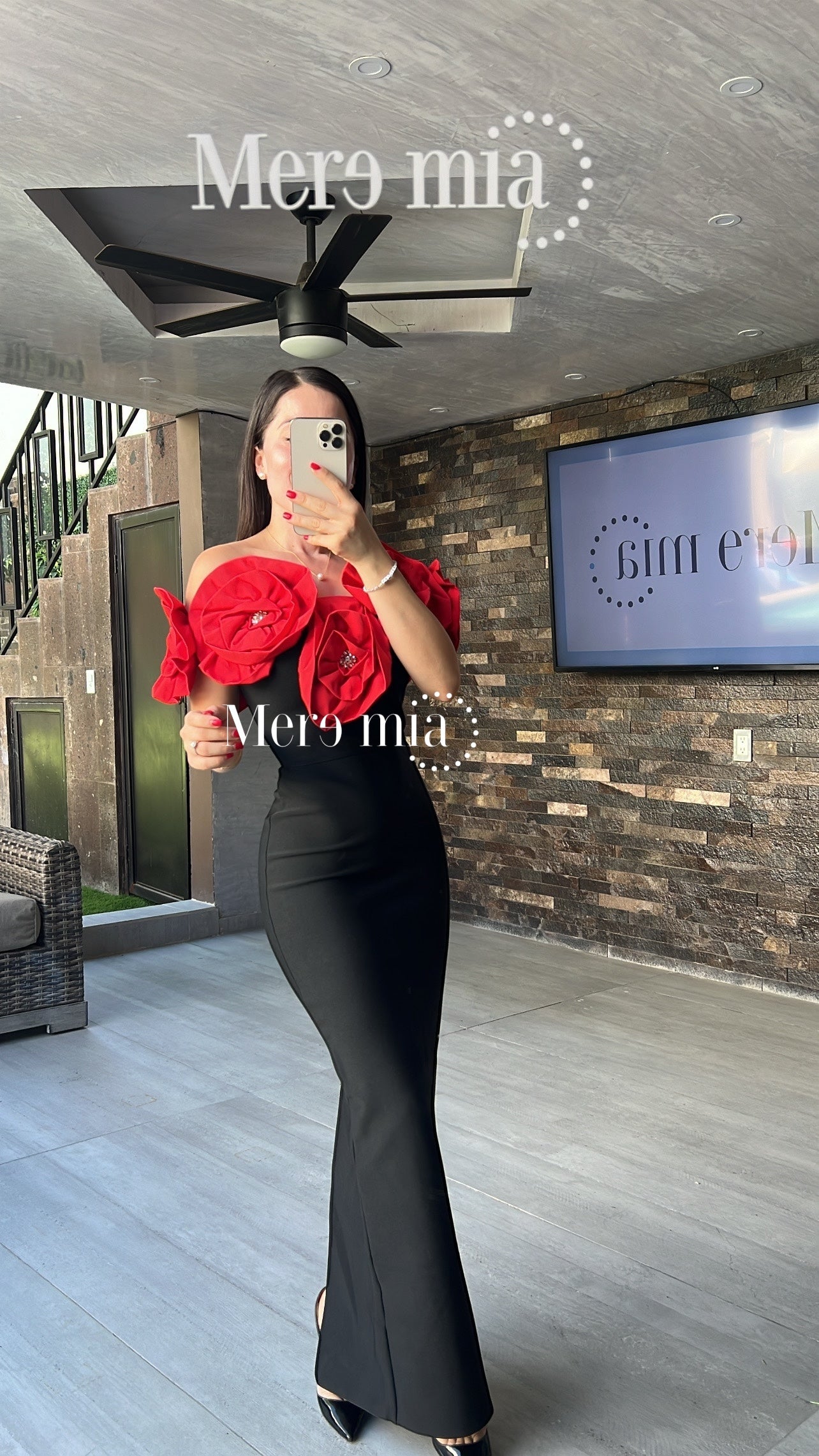 Vestido negro flores en hombros