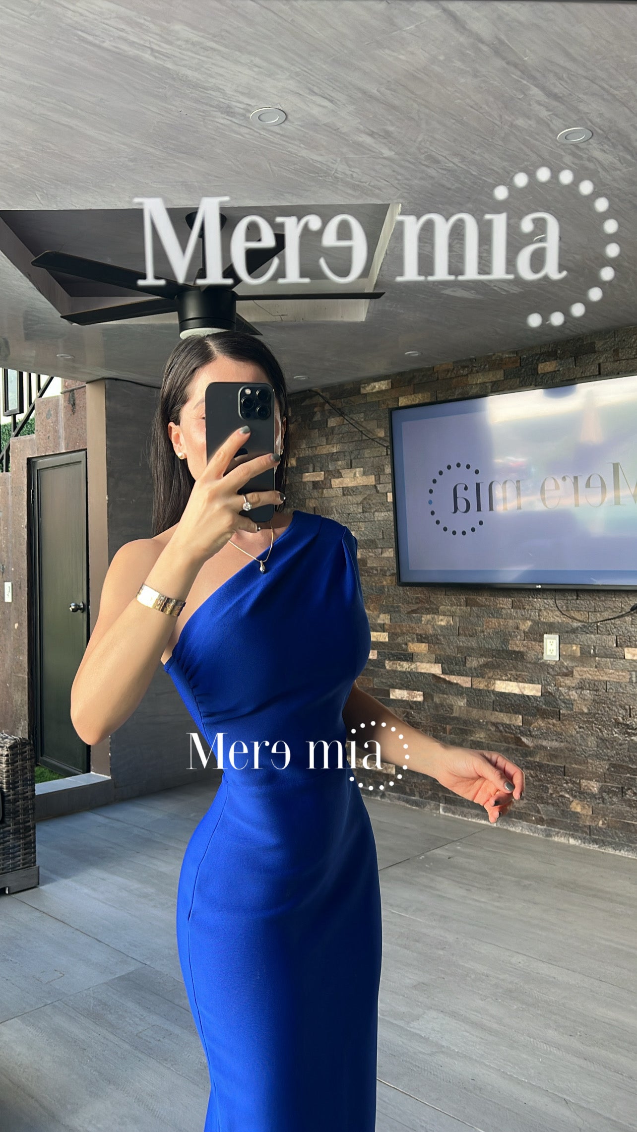 Vestido hombro azul rey