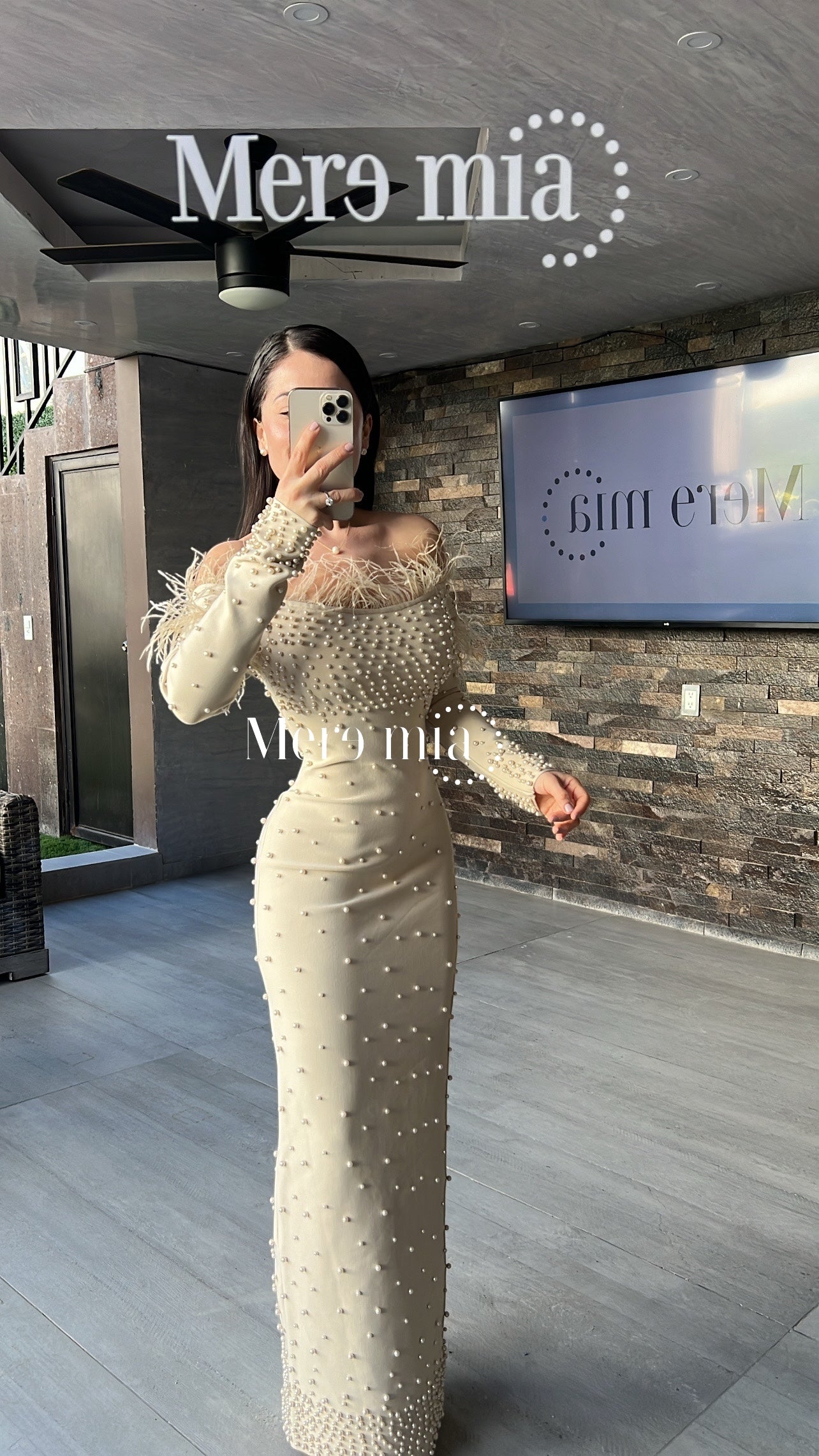 Vestido beige plumas perlas