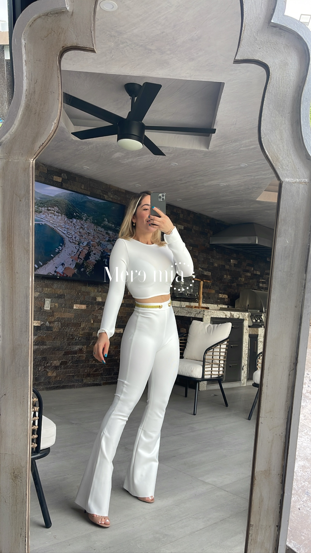 Conjunto blanco con cintó dorado