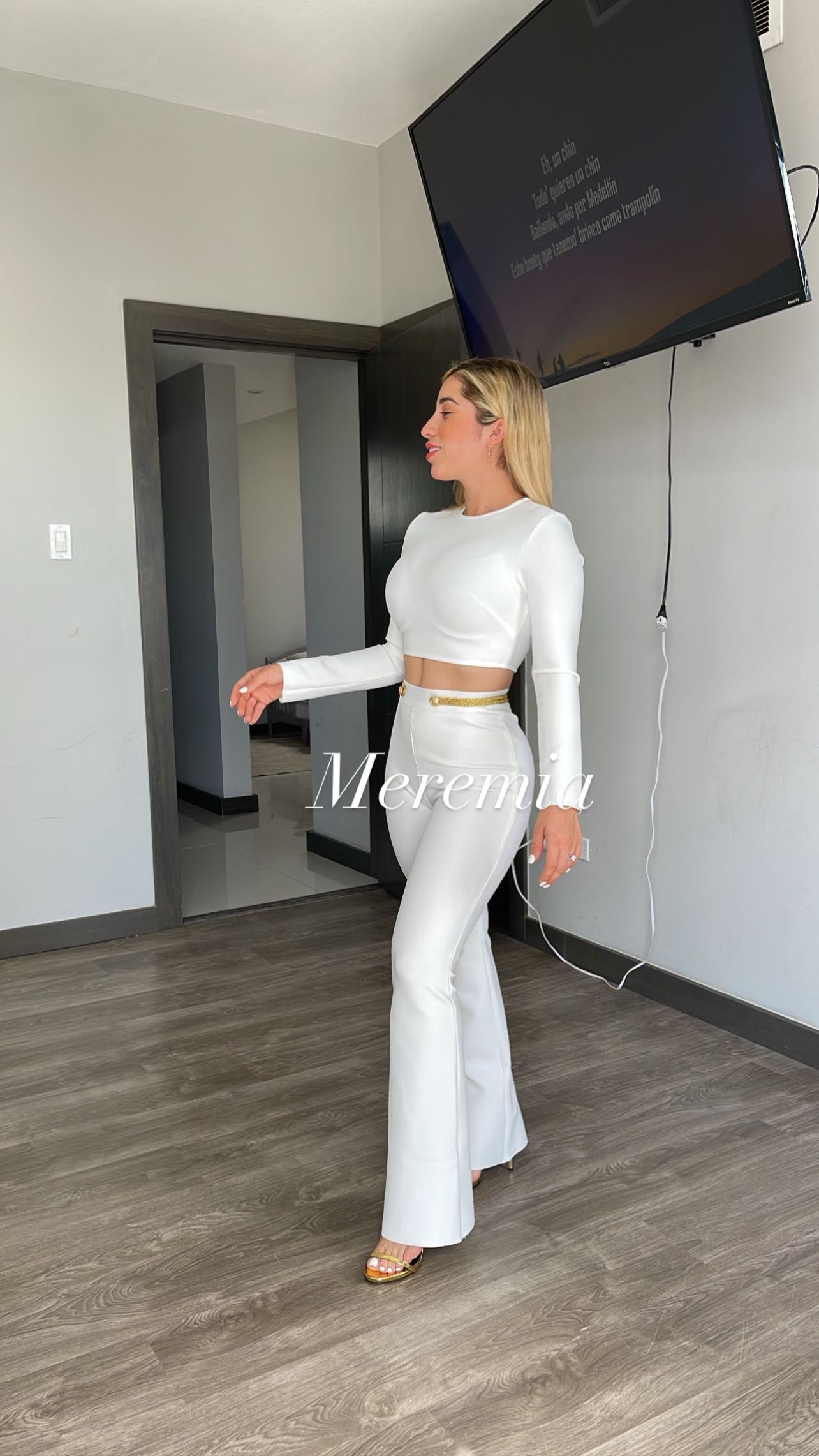 Conjunto blanco con cintó dorado
