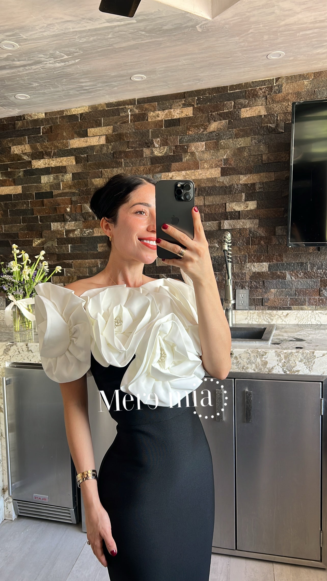 Vestido negro flores en hombros