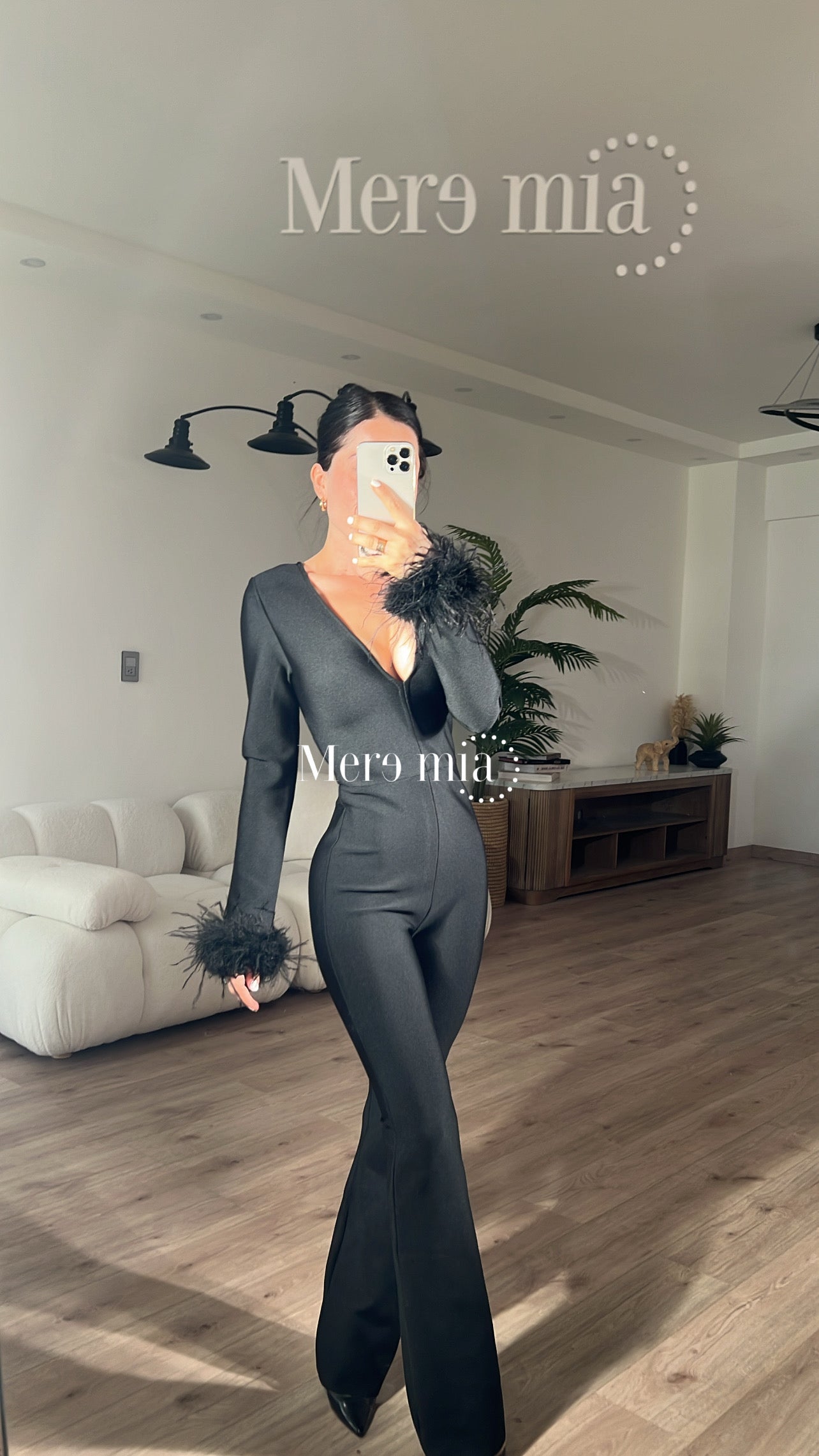 Jumpsuit negro manga de plumas