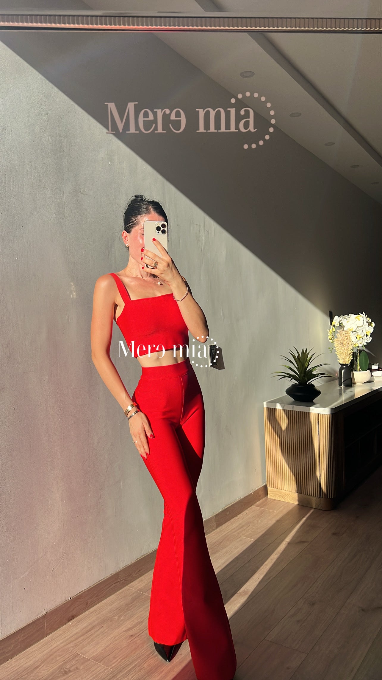 Pantalón rojo acampanado