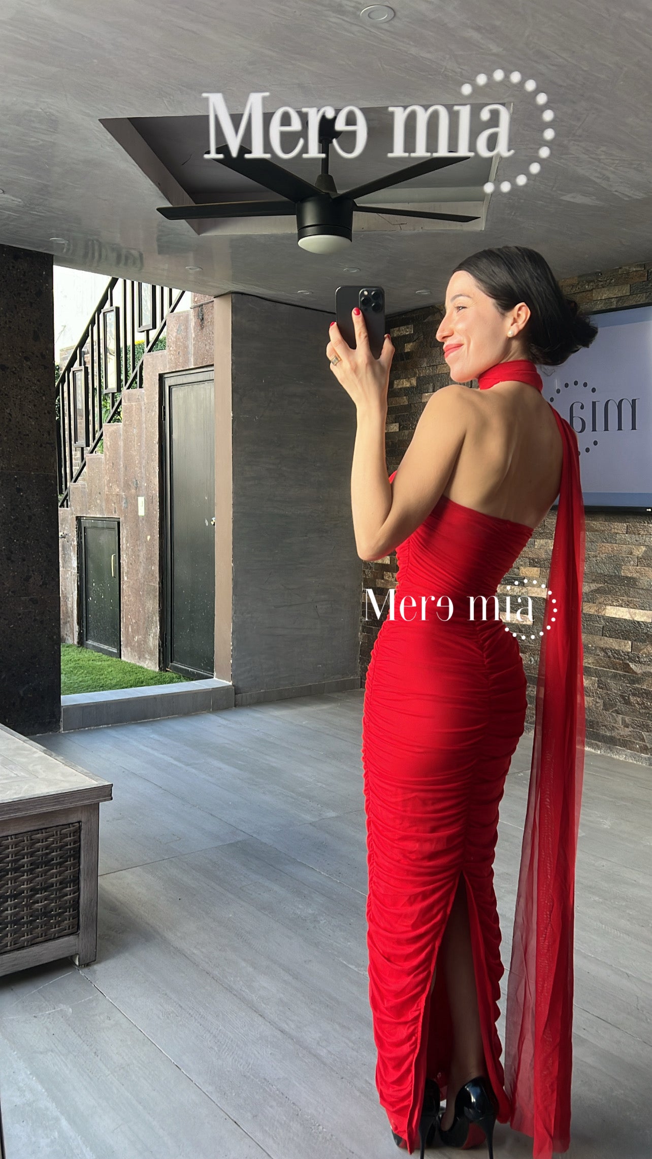 Vestido rojo plisado cuello