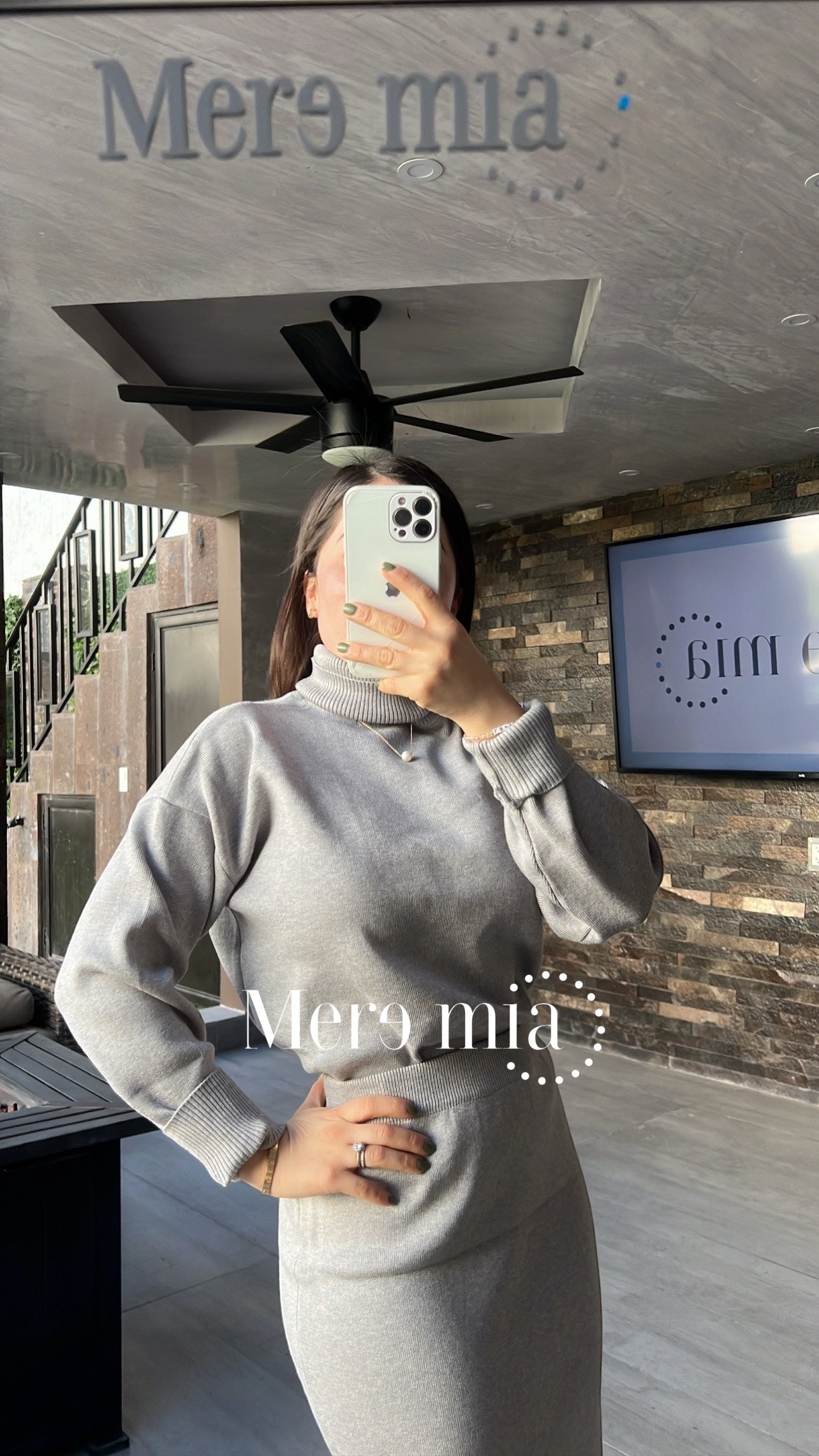 Conjunto gris sweater falda