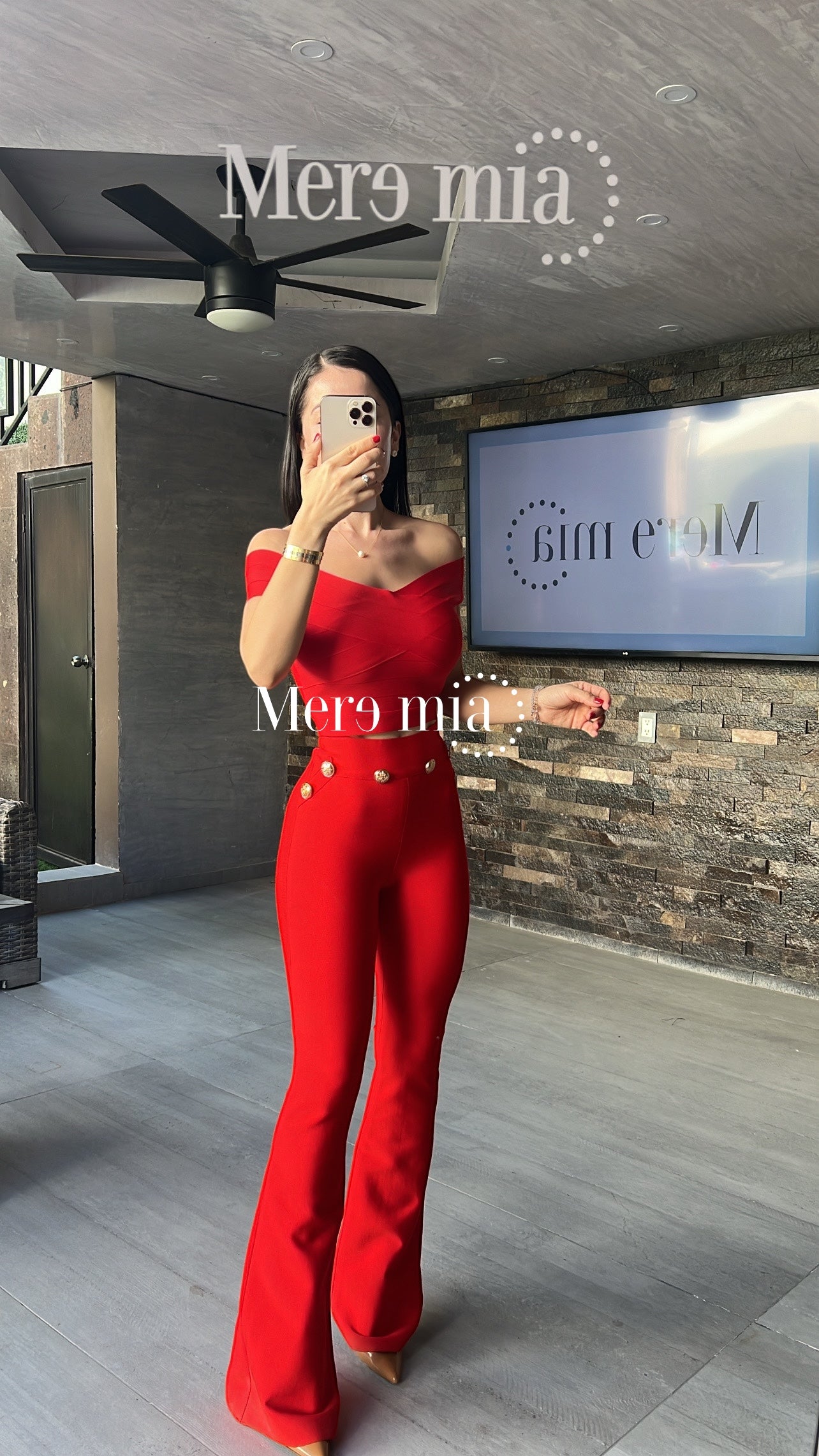 Pantalón acampanado botones rojo