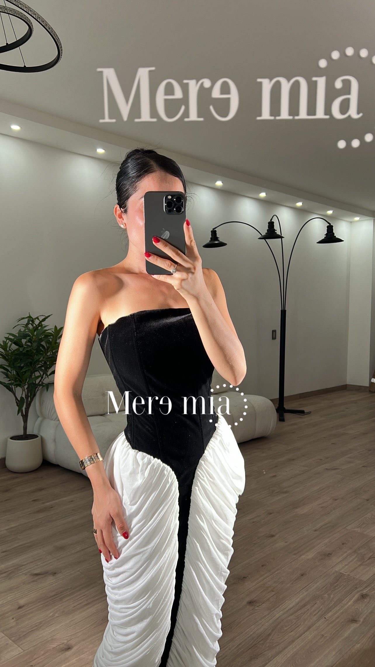 Vestido negro plisado blanco