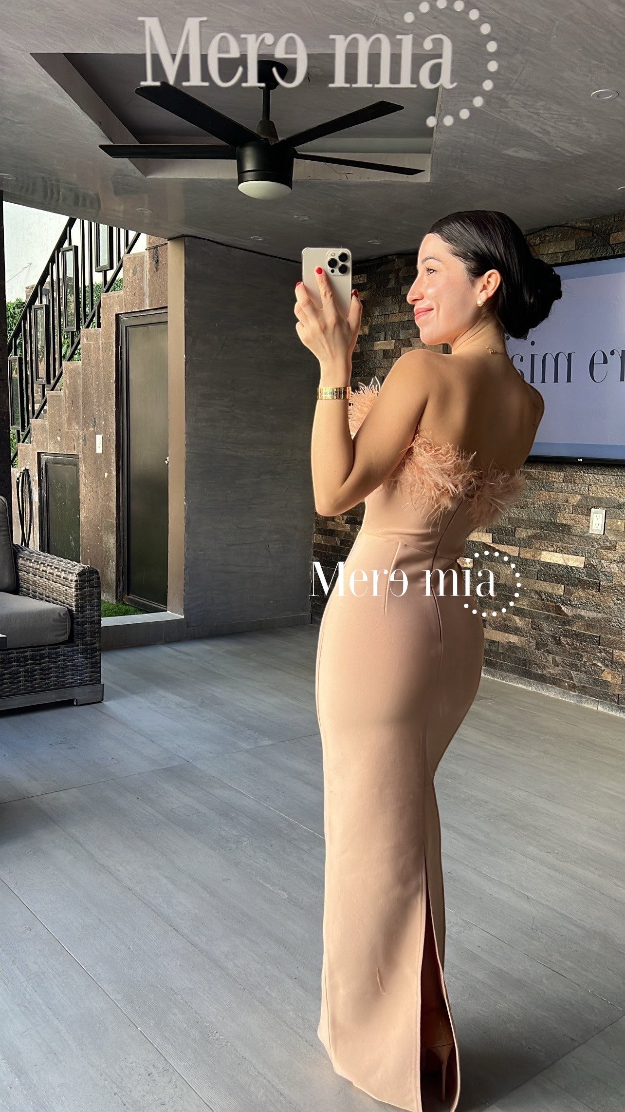 Vestido beige plumas largo