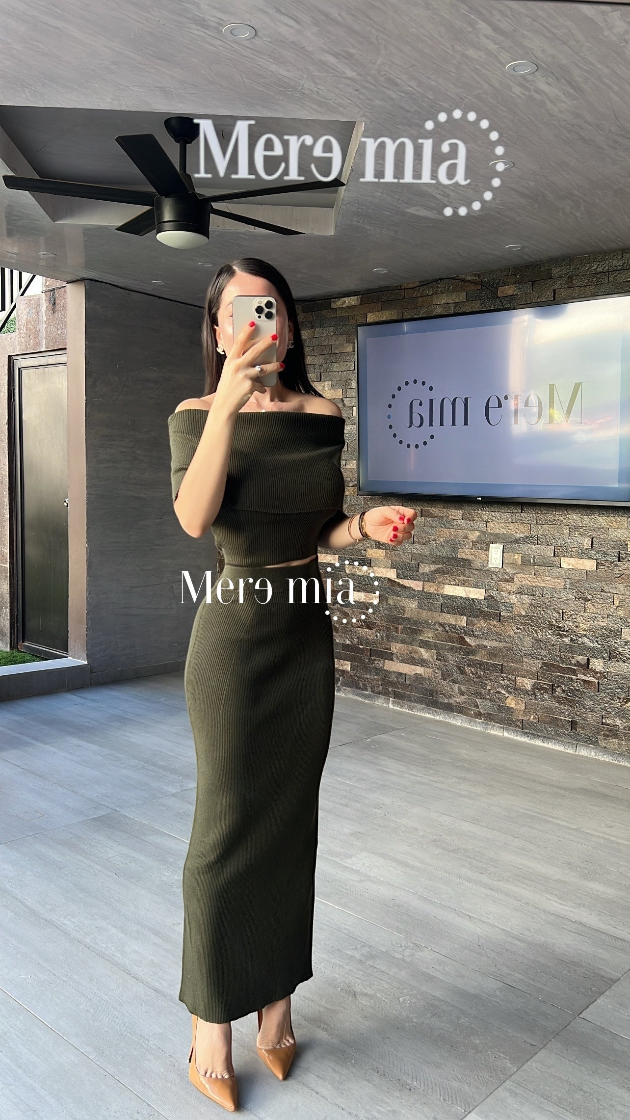 Conjunto verde olan liso hombros