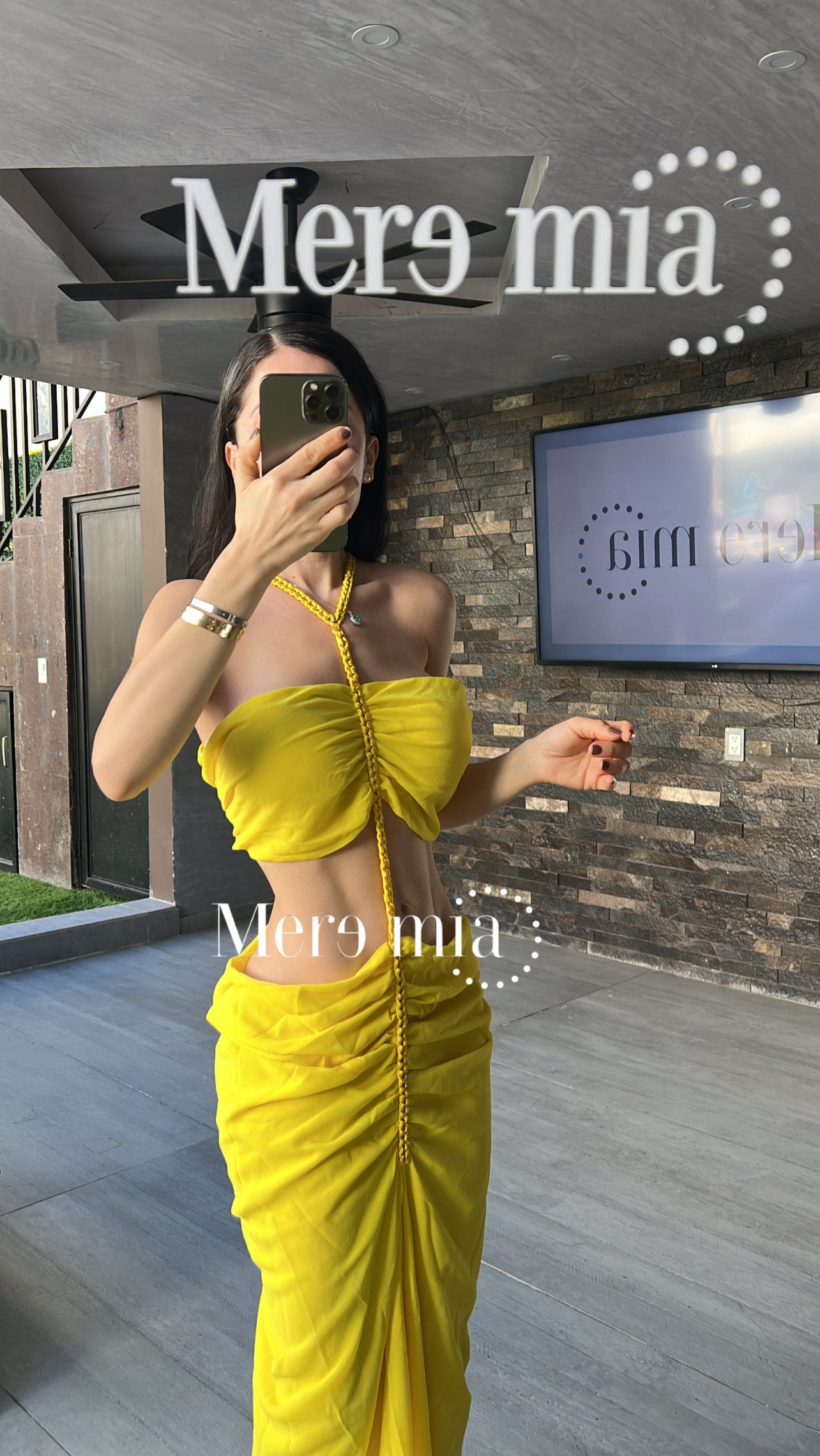 Vestido amarillo cuello abert