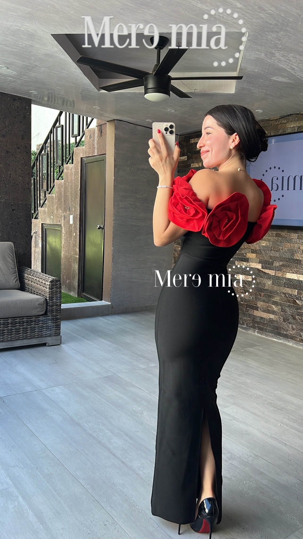 Vestido negro flores en hombros