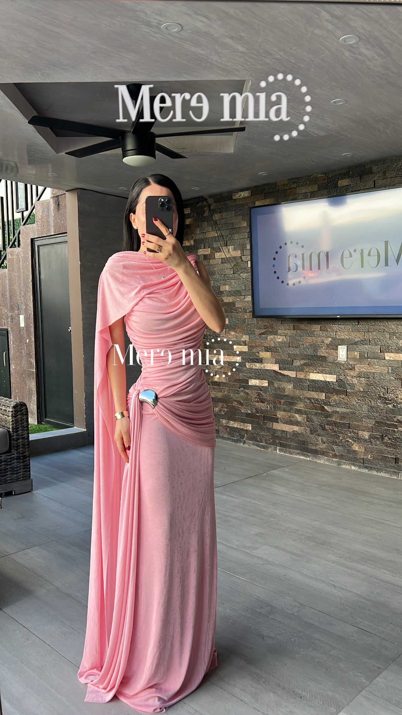 Vestido broche capa plisado