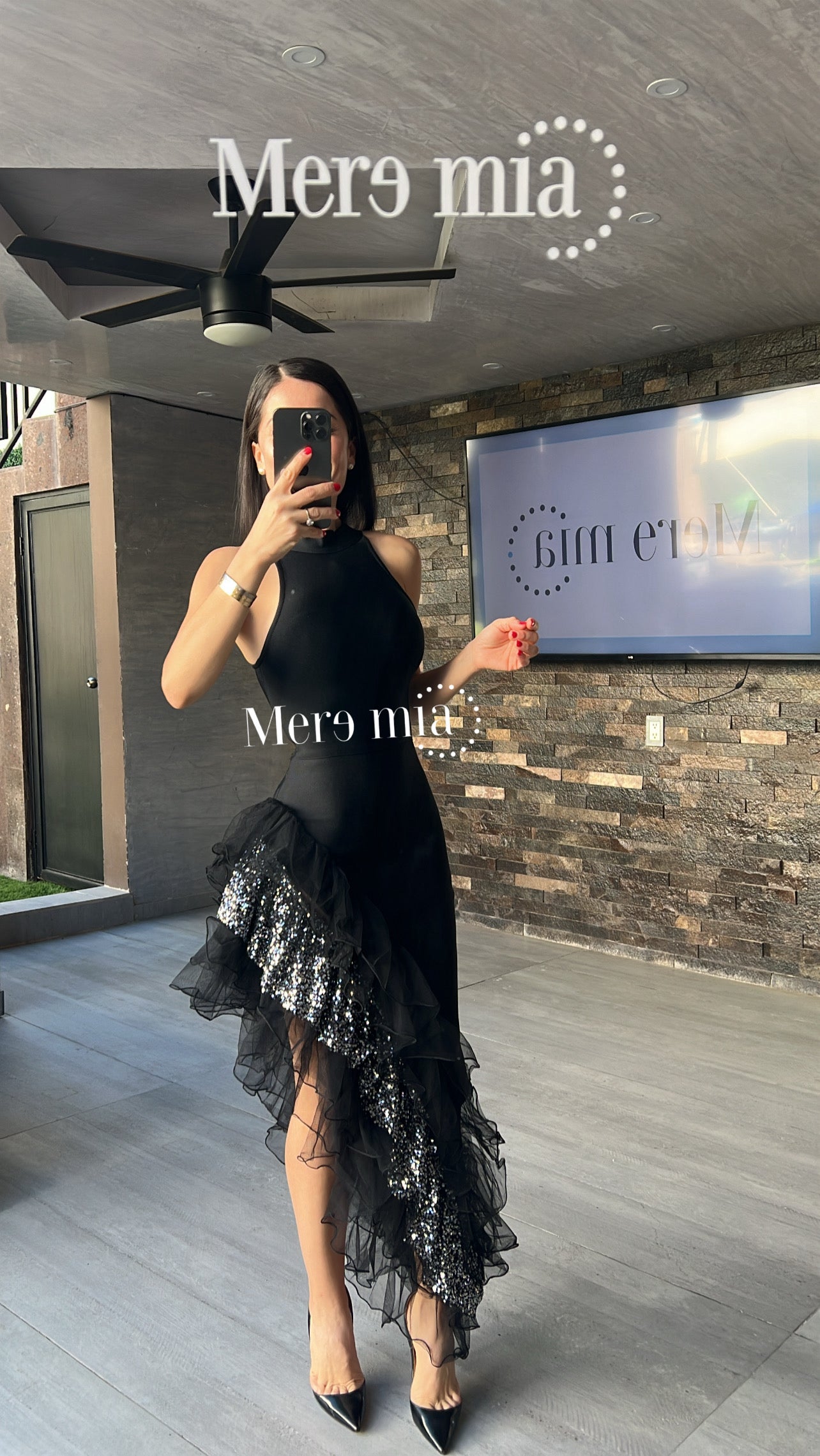 Vestido negro plumas asim