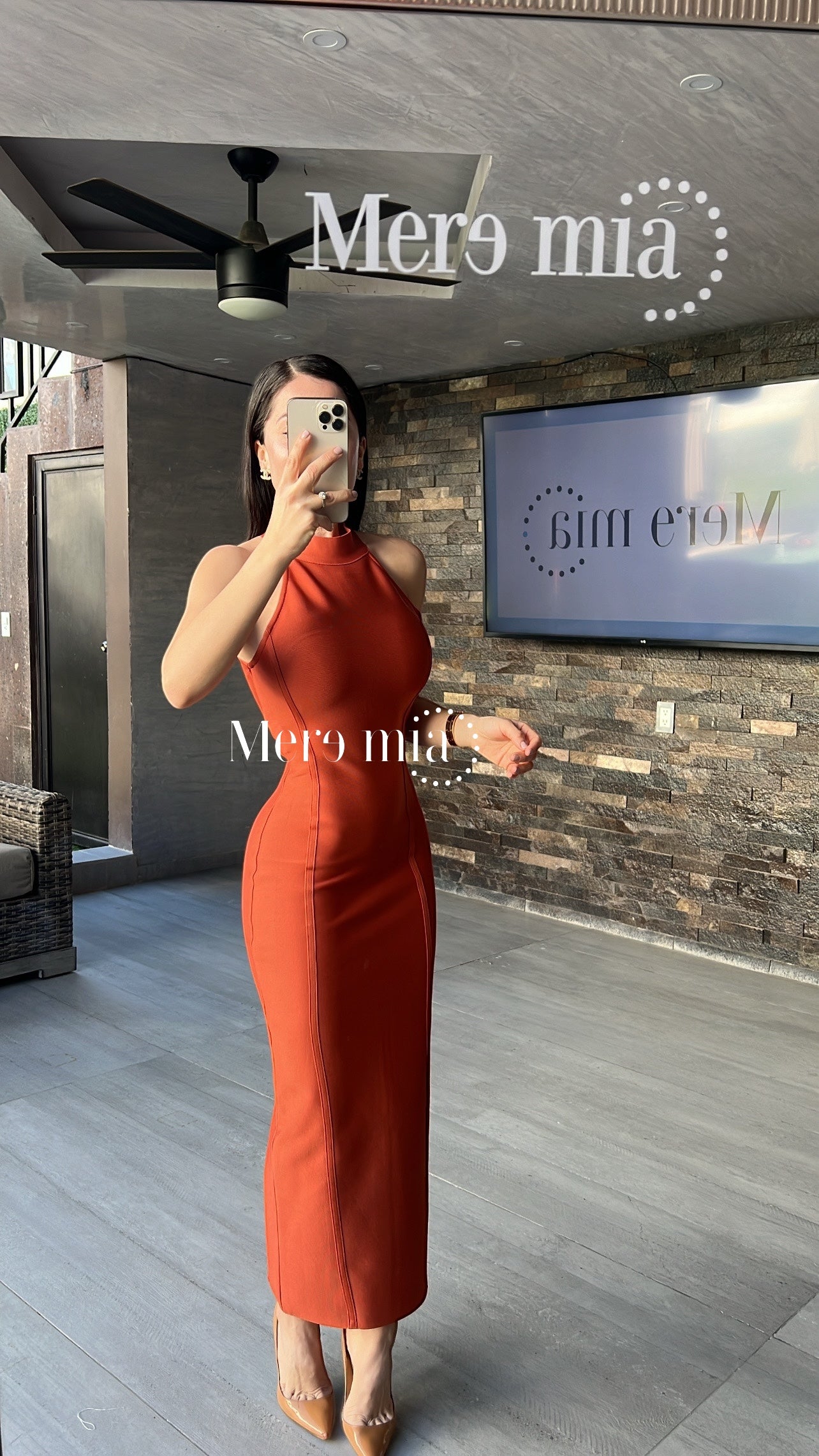 Vestido marrón cuello midi