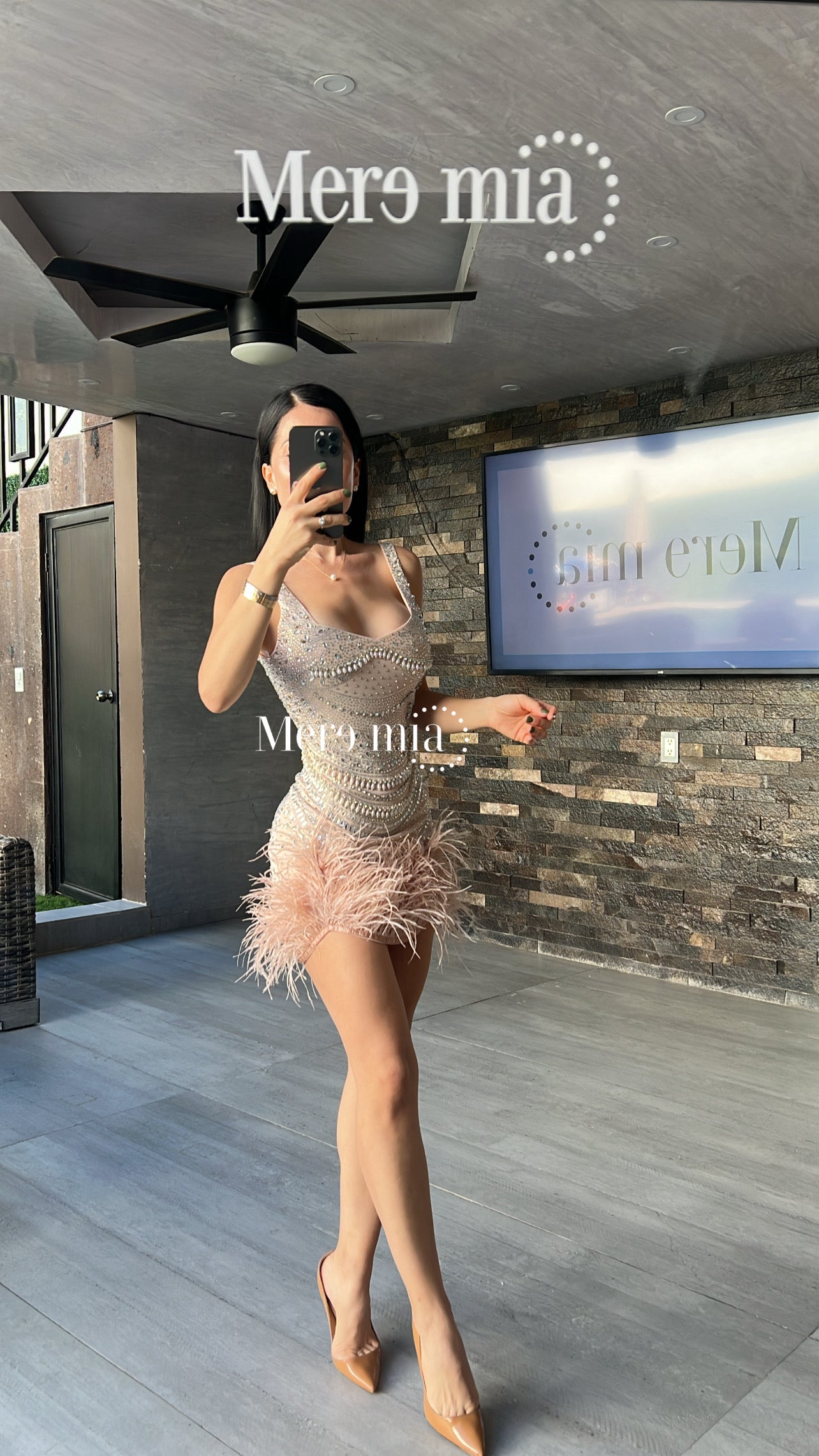 Vestido pedrería plumas corto