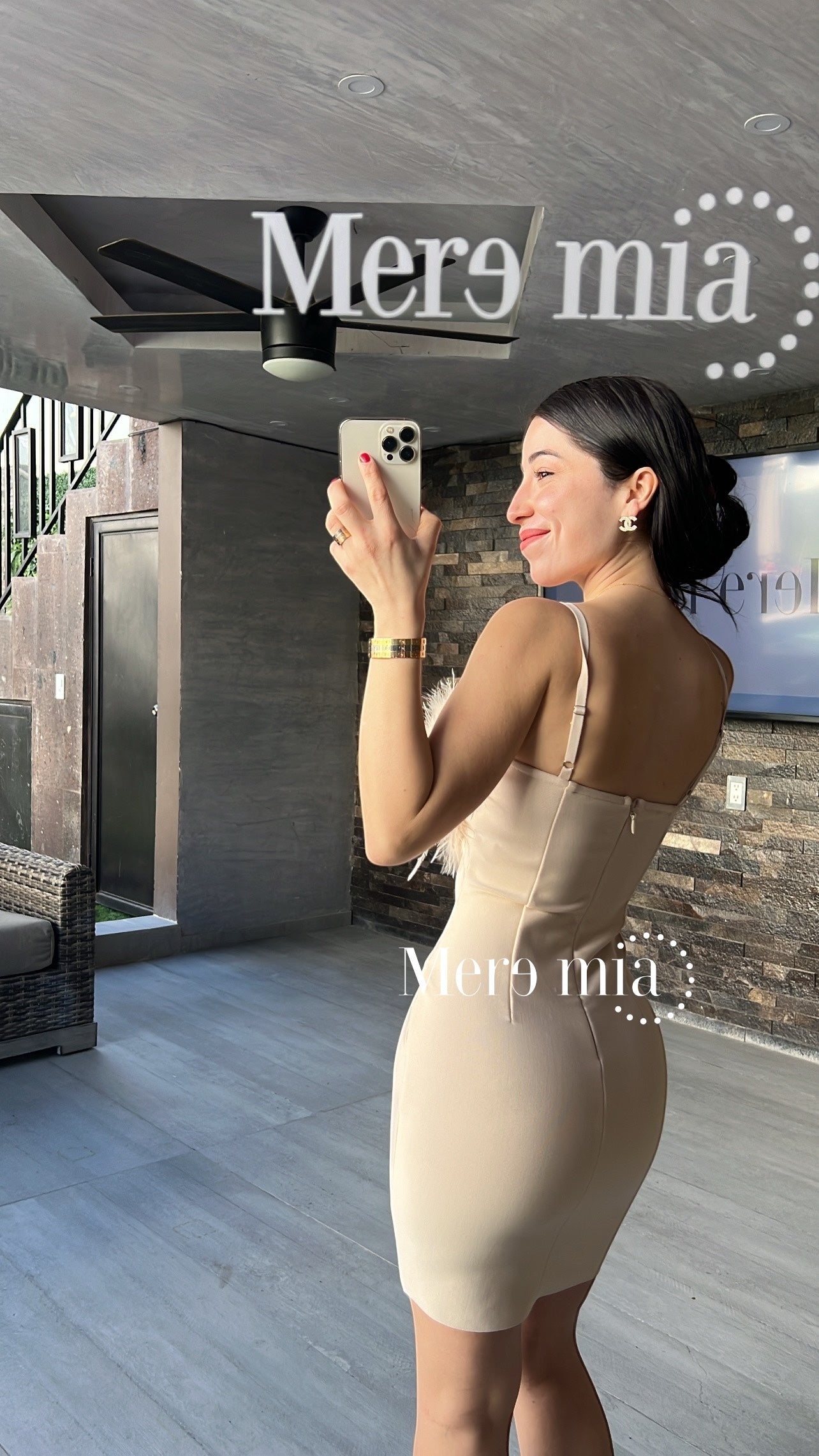Vestido nude plumas