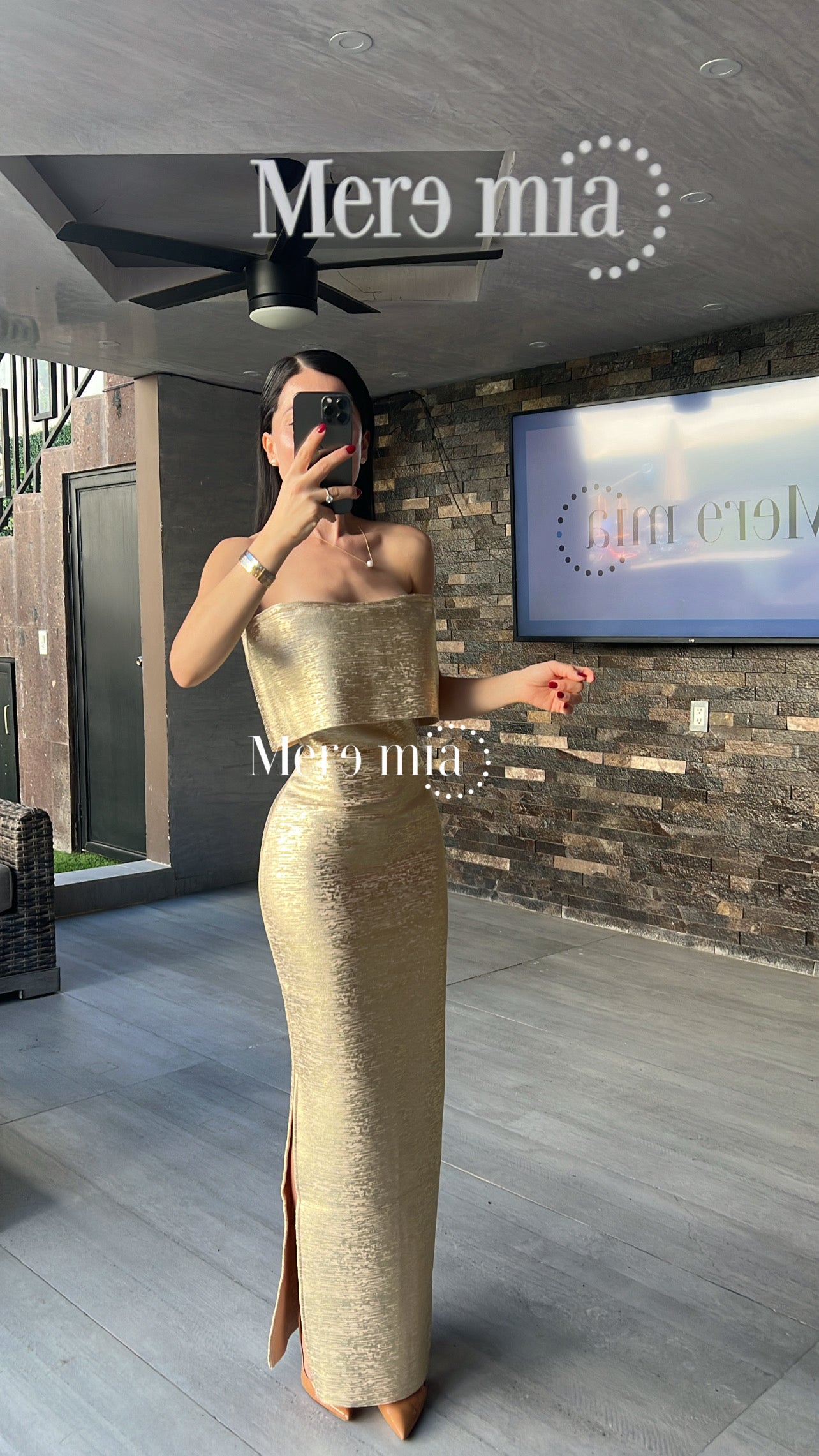 Vestido dorado hombros olan